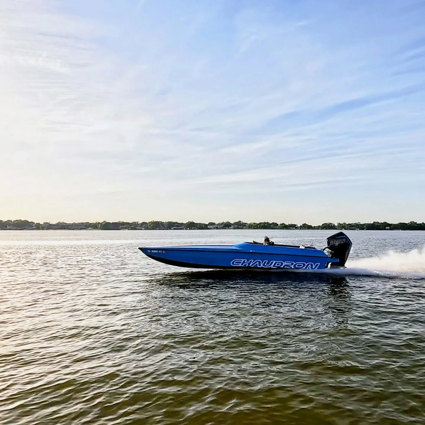 The Chaudron Pro S25 is a compact sport boat with incredible rough water ability. The latest article is a performance update from the owner of this stunning blue one with a Mercury Racing 300R. Link in bio
#wavetowave #fastboats #chaudronmiami #chaud