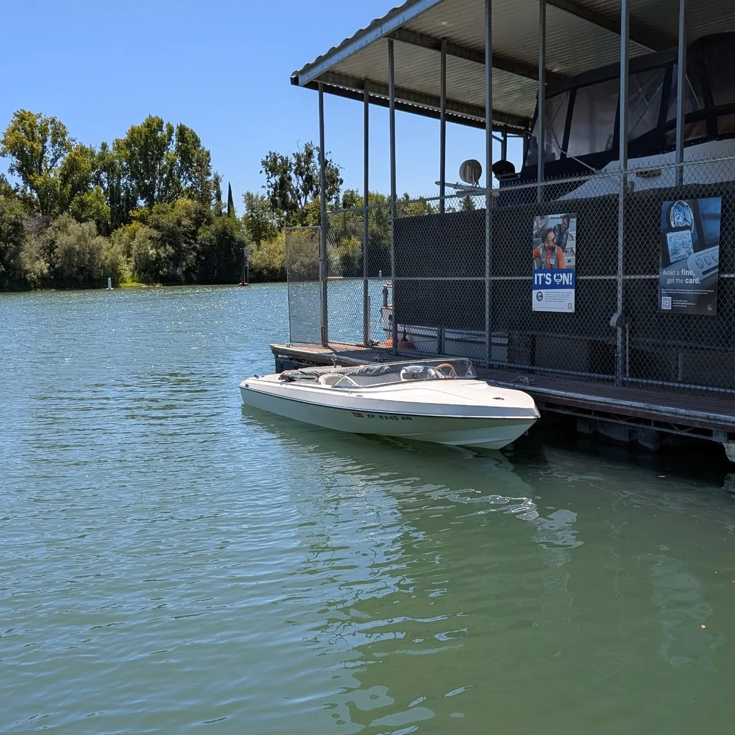 A classic Keaton jet boat on the Sacramento River. 
#wavetowave #fastboats #keatonboats #socaljetboats #jetboating #california
