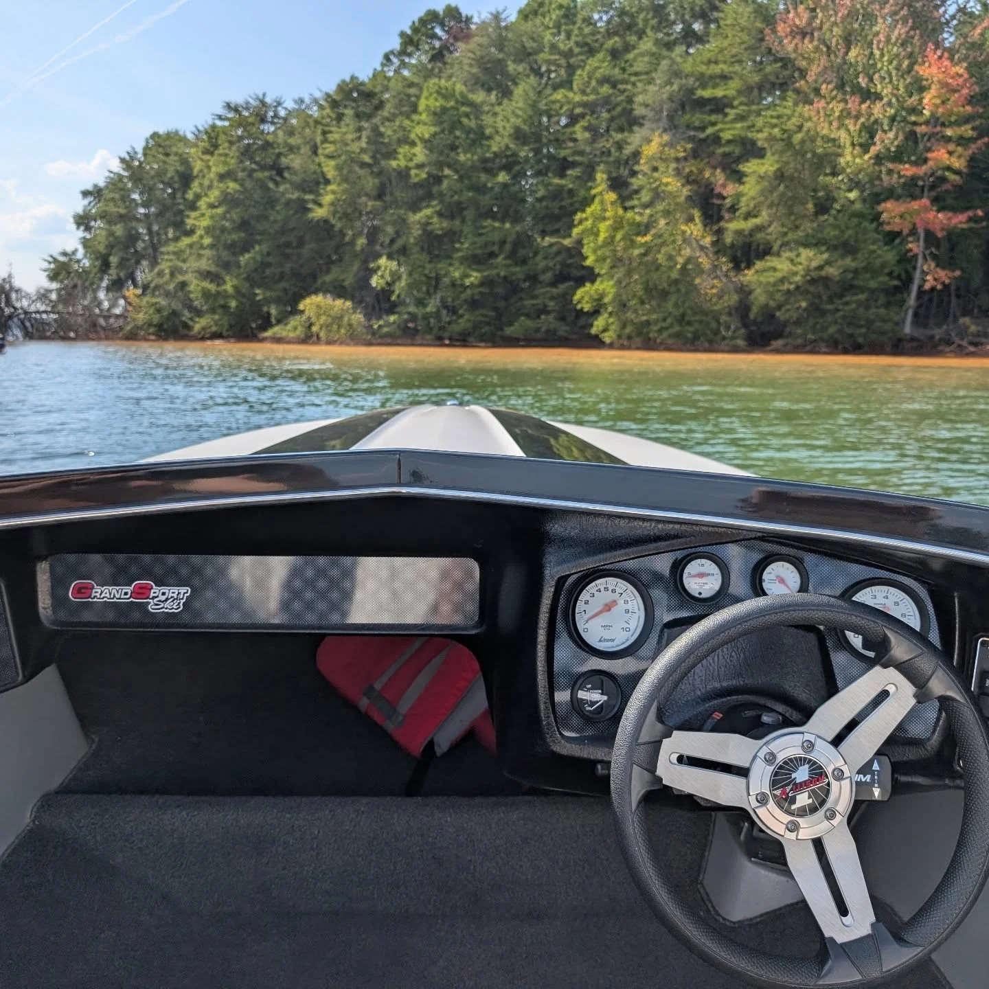 Beautiful day on lake Norman 
#wavetowave #fastboats #allisonboats #project150