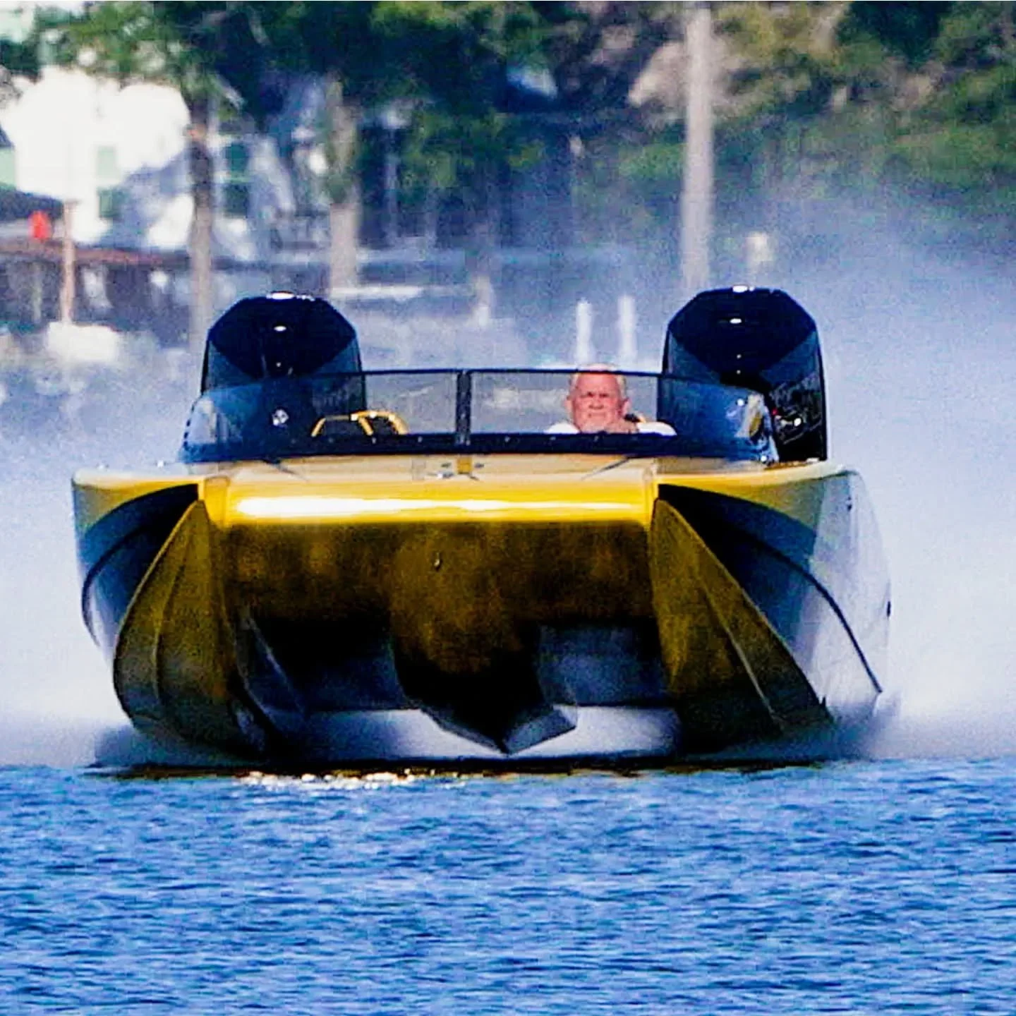 I did an in-depth article about the @trickpowerboats 23 widebody recently and in this shot you can see the unique tunnel design with a raised V center pod. The design makes for better low speed handling and the ability to run a single or twins. Some 