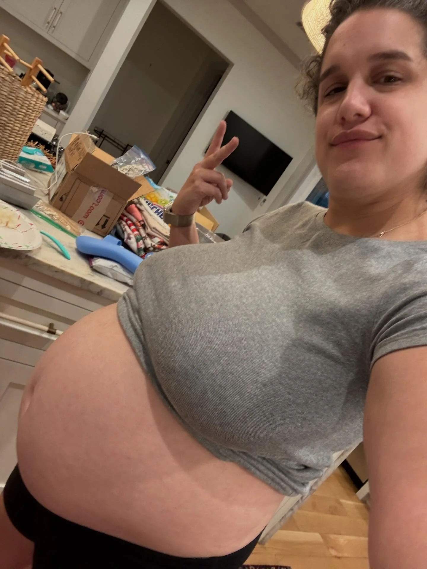 so happy i decided to get some professional maternity pictures this pregnancy 🫶🫶🫶 never felt more beautiful 🫶🥹😭🫶 #maternity #maternityphotoshoot #2under2 #pregnancy