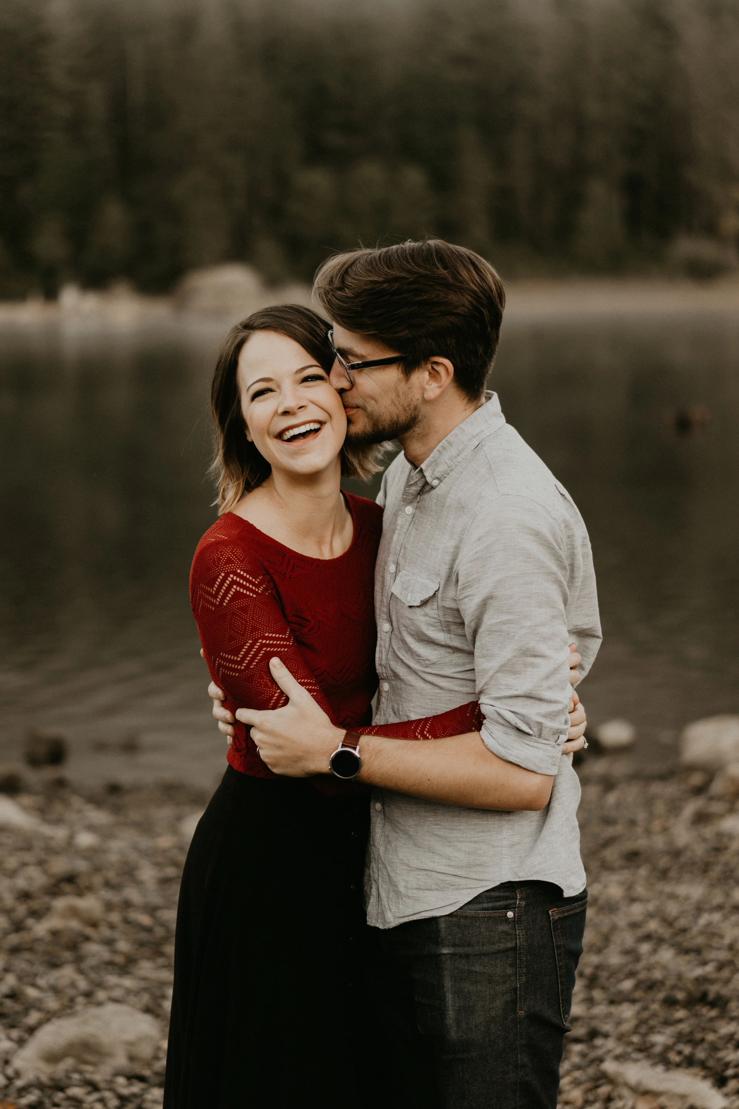Fall outfits for engagement photos by rattlesnake lake