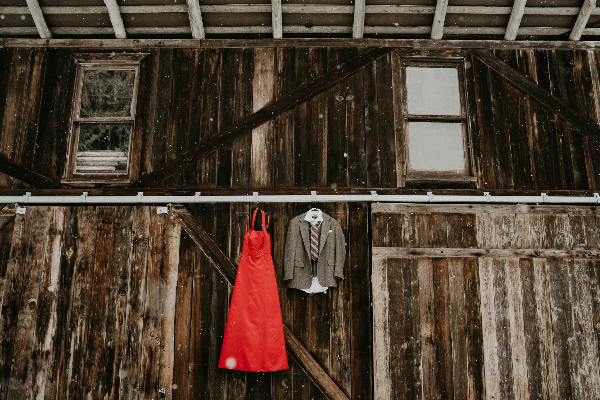 detail photos wedding dress suit winter snow pow