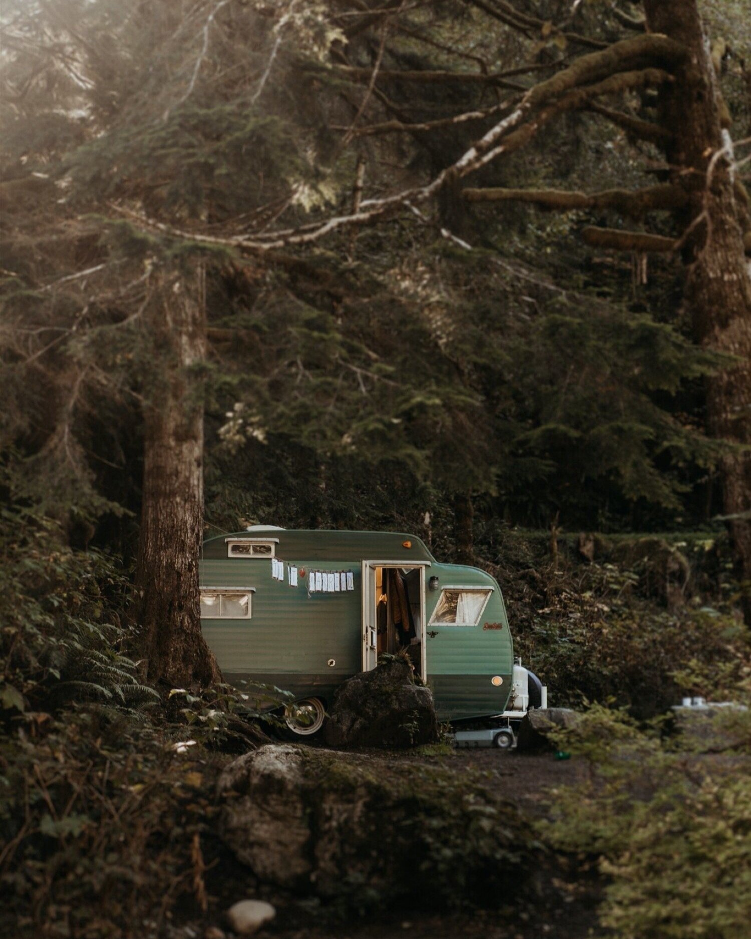 Cute camper for an adventurous mountain wedding in Washington