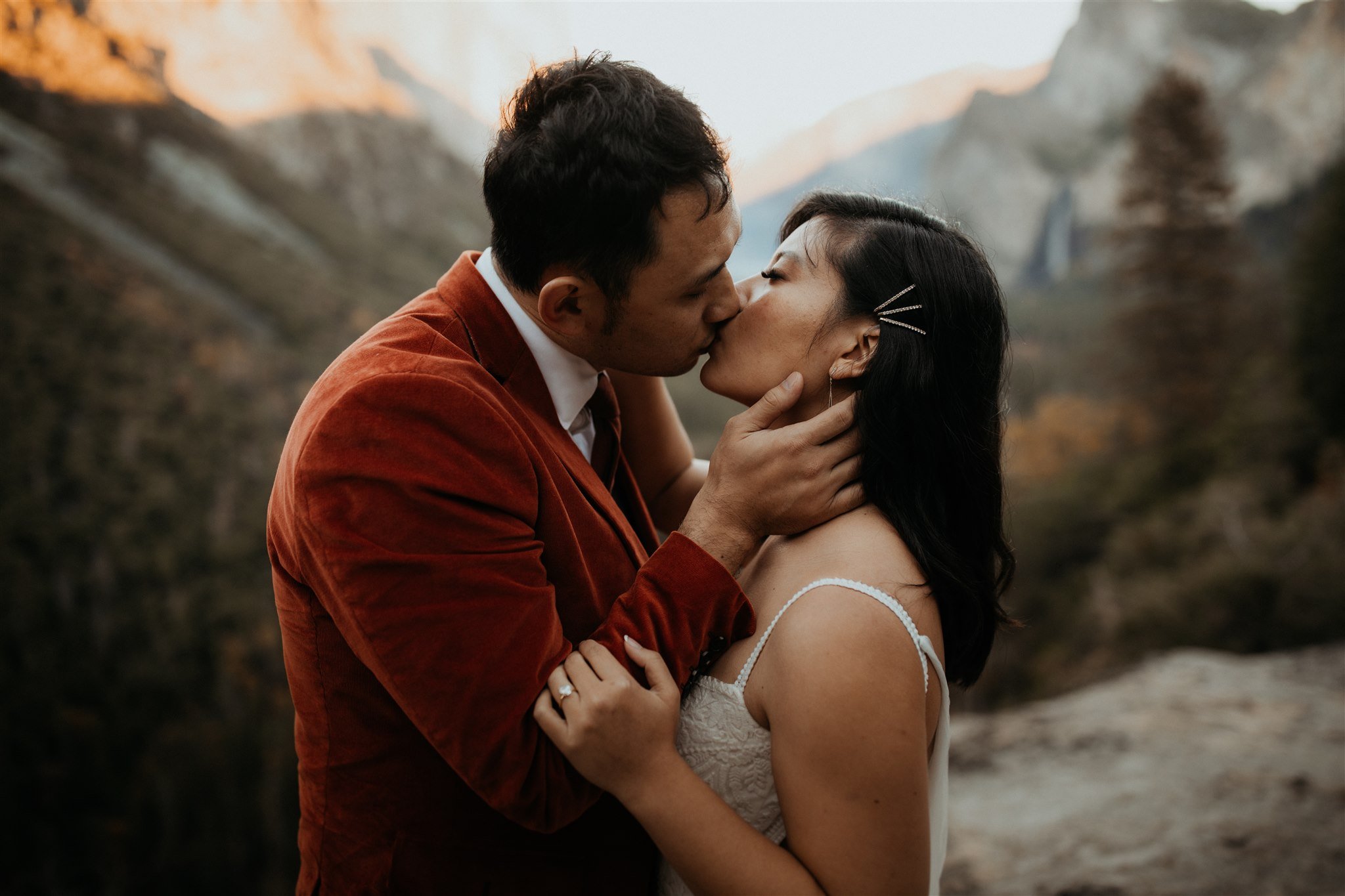 Bride and Groom kissing at Yosemite elopement overlook