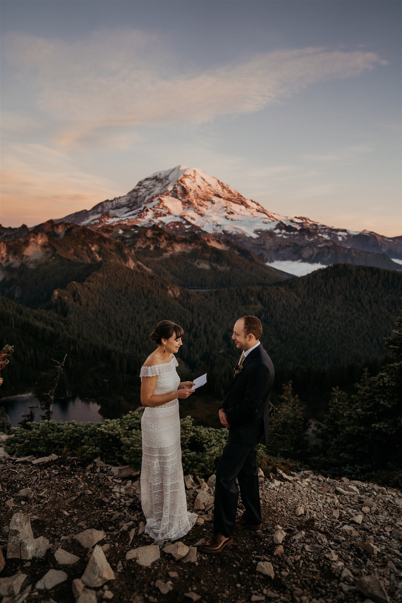 Bride reads vows to groom at fall wedding in Mount Rainier