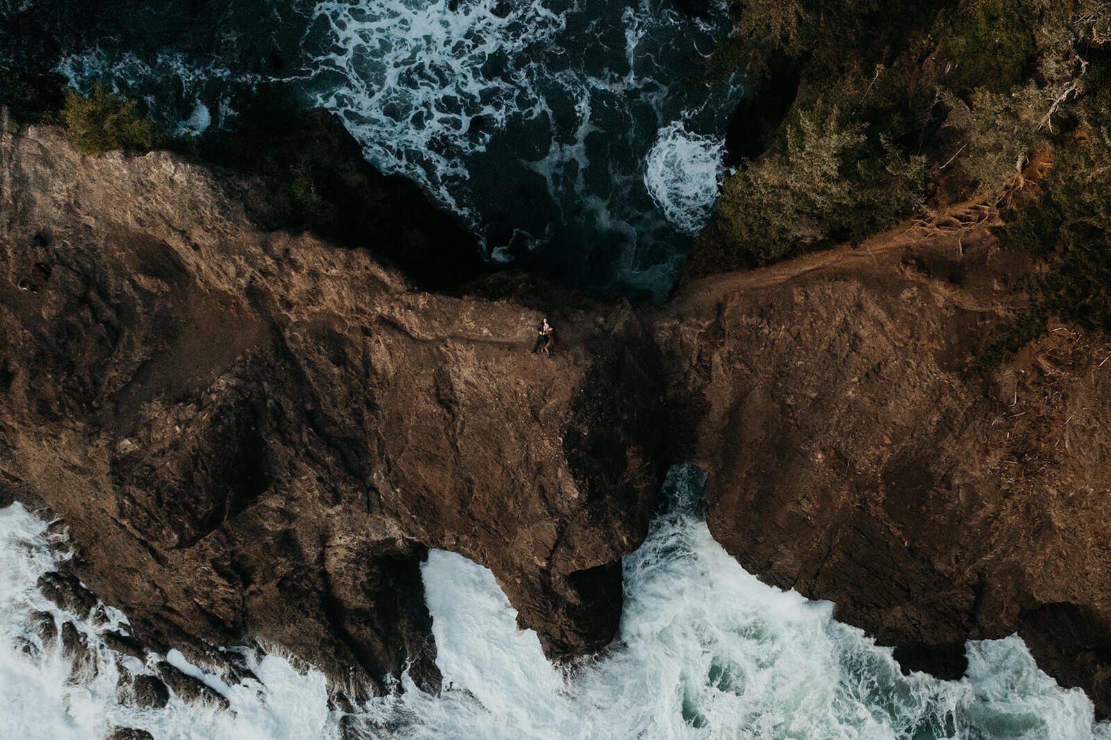 Couple photoshoot on the cliffs at the Oregon Coast