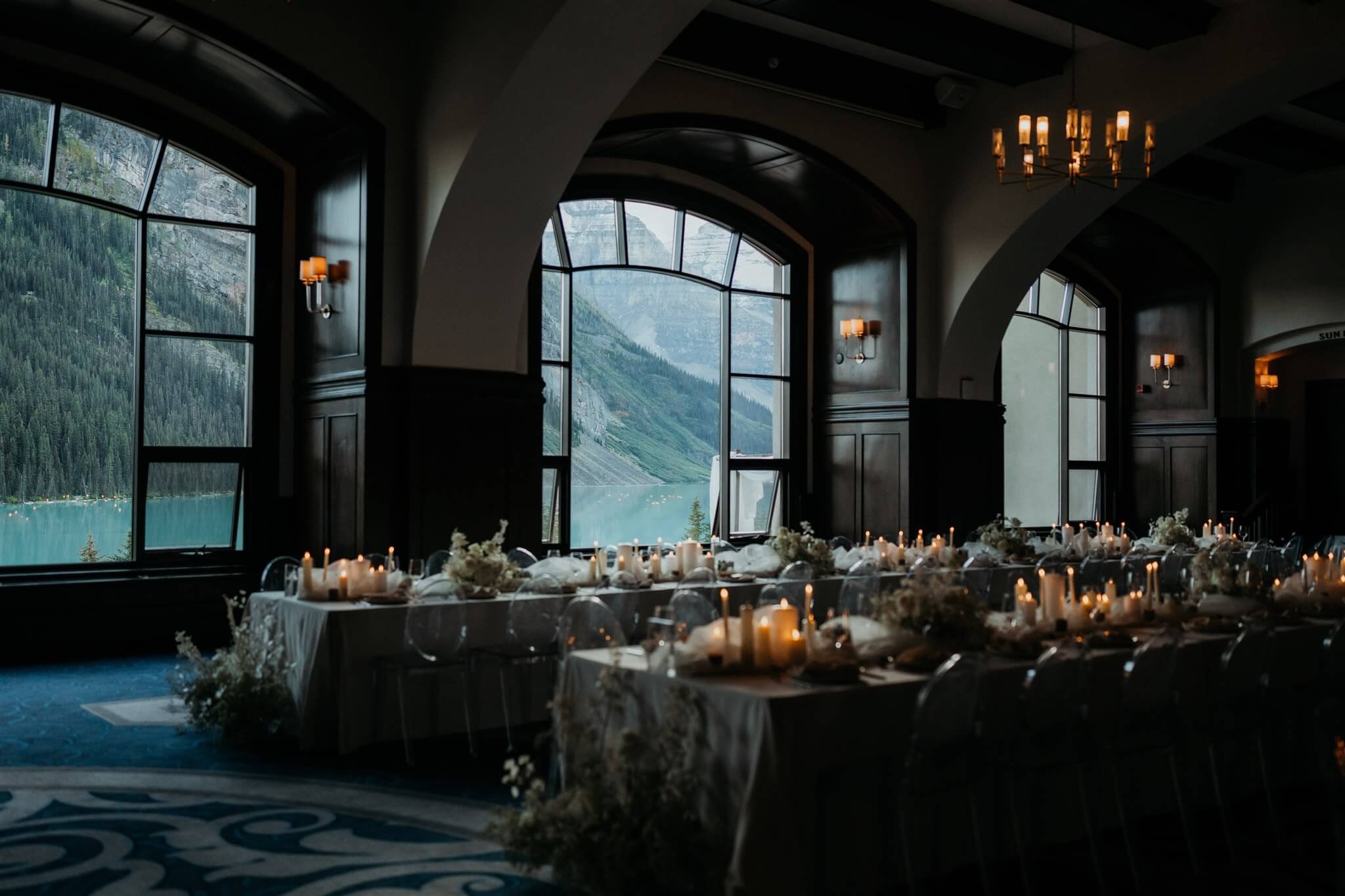 Reception table with white and gold wedding decorations at the Fairmont Chateau Lake Louise hotel