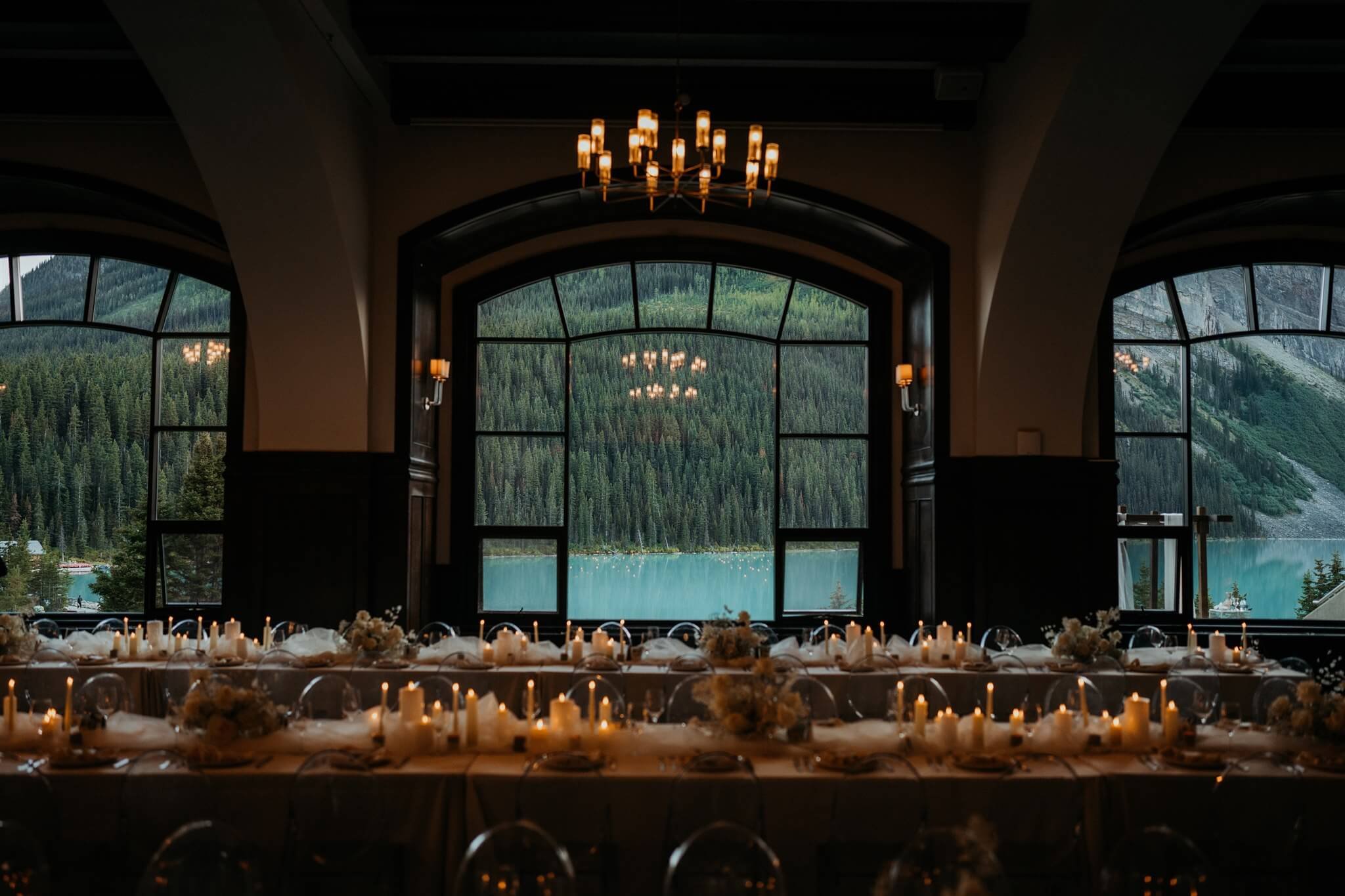 Reception table with white and gold wedding decorations at the Fairmont Chateau Lake Louise hotel