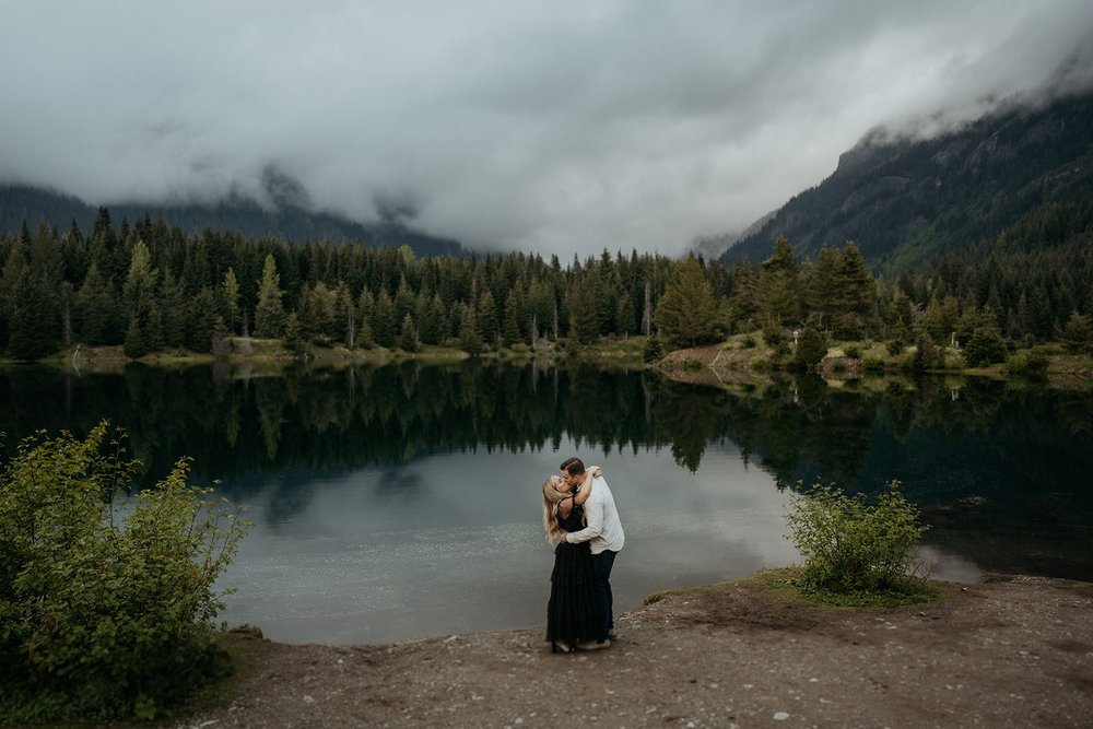 Couple kissing during Snoqualmie Valley elopement in Washington