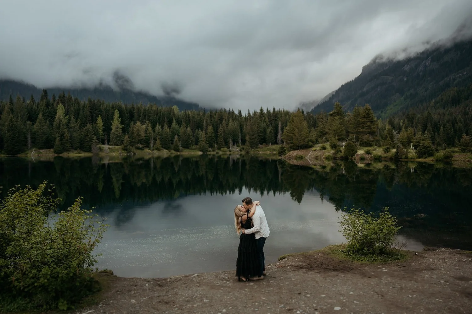 Couple kissing during Snoqualmie Valley elopement in Washington