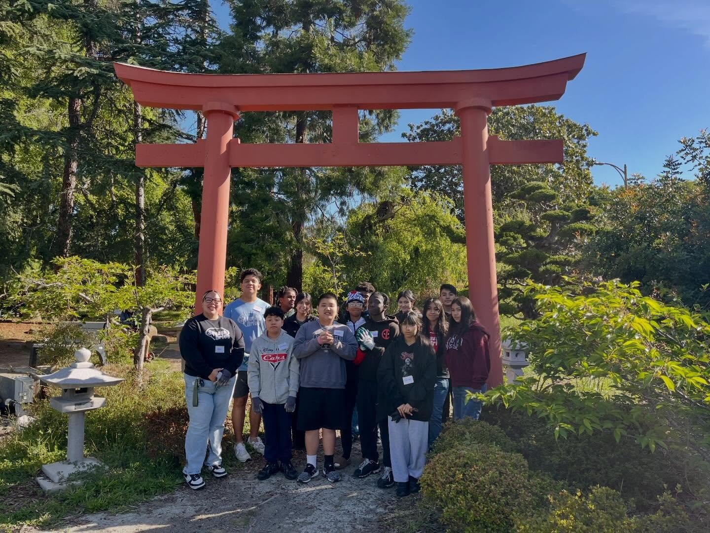13 students. One garden. A whole lot of heart 🌿
Spent the day getting our hands dirty at the Gardens at Lake Merritt - pulling weeds, clearing small trees, and laying fresh wood chips to bring new life to the space. What started as participation tur