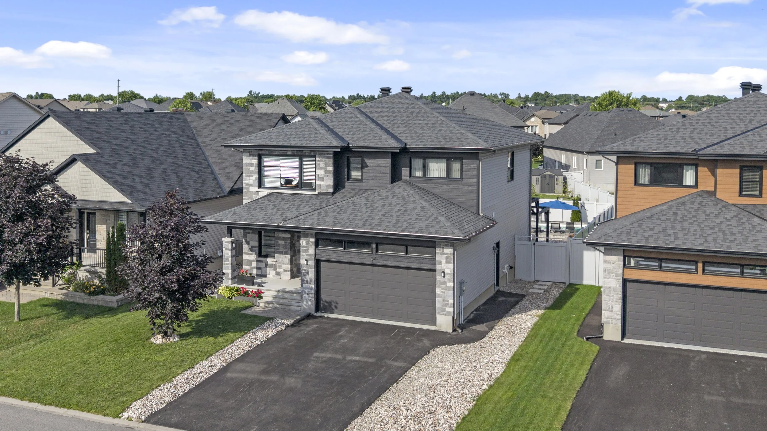 Drone photography of detached homes in an Ottawa residential neighbourhood