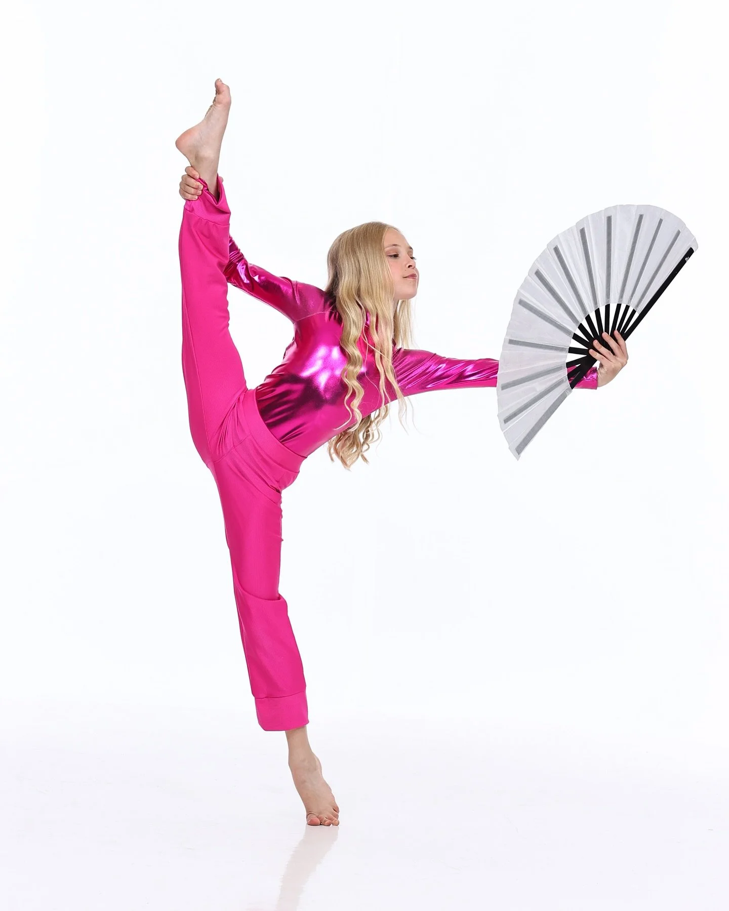 Loving these colors on the white! Great shots with @charlie.dancer7 @tiffanycodanceofficial 📸

#ceventpics #photography #dance #dancers #dancephotography #studiophotography #dancephotographer #dancephoto #dancephotoshoot