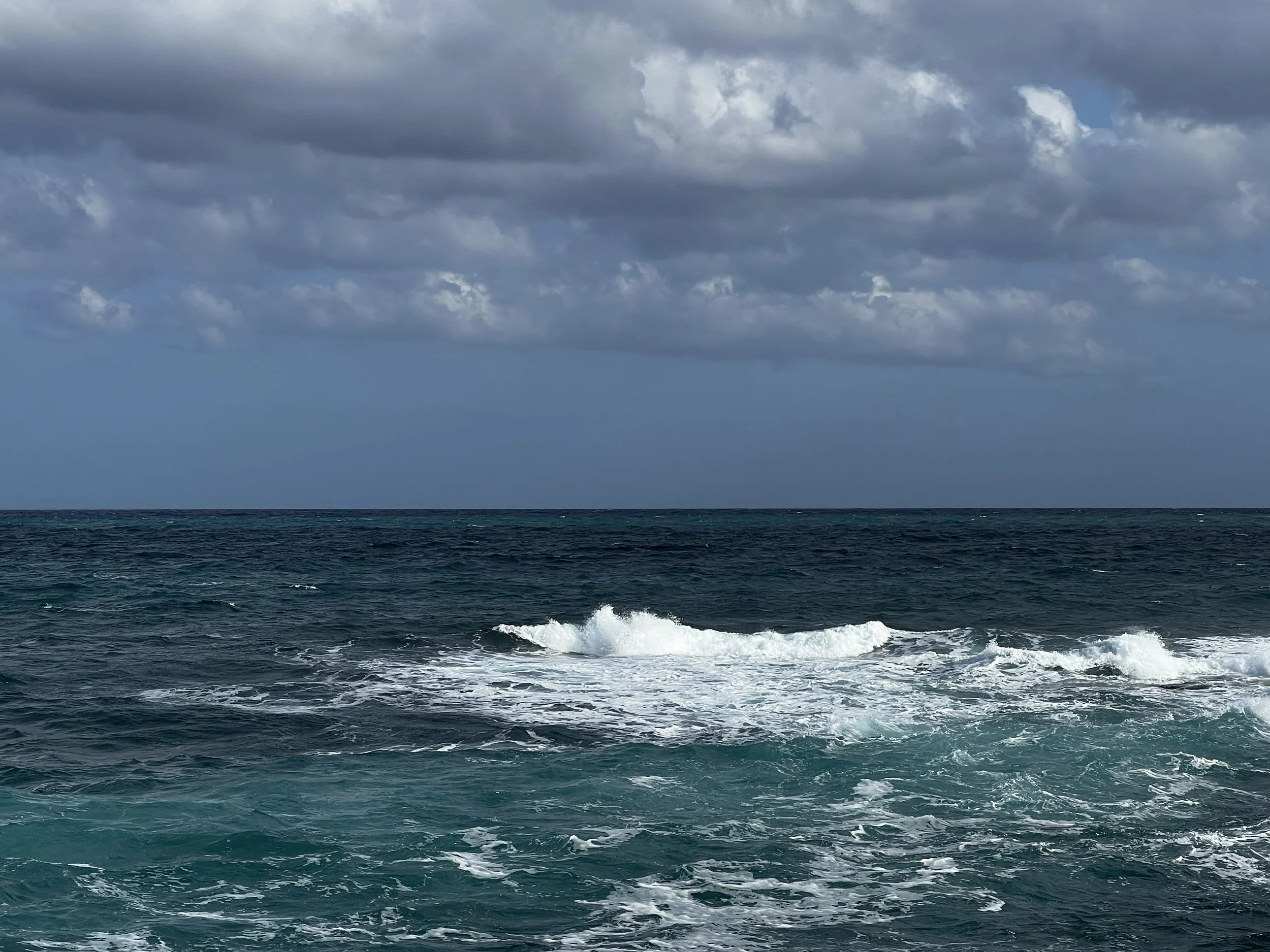 A view of the ocean with waves 