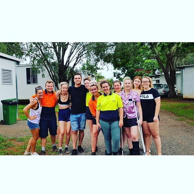 Beautiful group photo by one of our guests #88days #farmgatefamily #childers #uk  #backpacker #bundaberg #friends #farmwork #farms #snapshot #ireland🍀