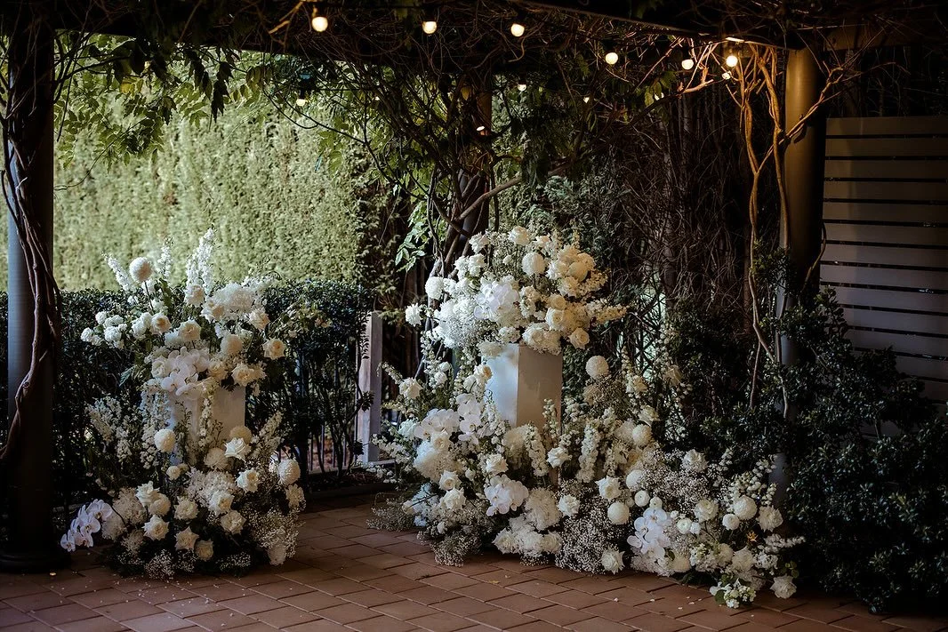 R E C E P T I O N . 🍸

Repurposed blooms sitting pretty x