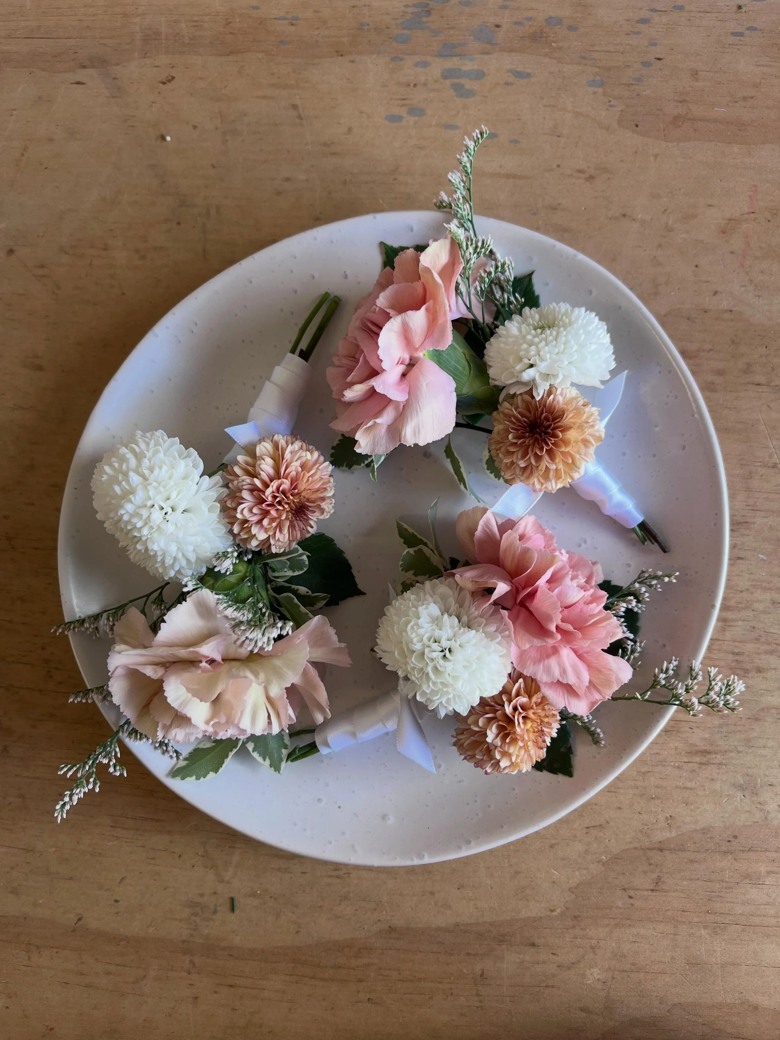 B U T T O N S . ✌🏻

Like mini bouquets, for the boys 🤩
