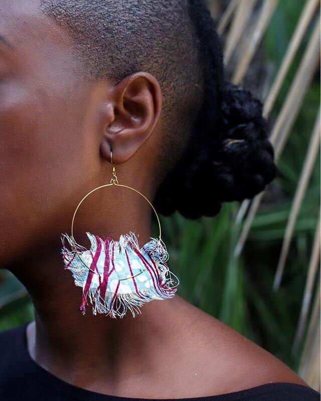 We LOVE metals ⚒ but something about textiles feels so luxurious. We combine a range of objects in our work to create harmonious pieces of art that can be worn. ✨ #WearYourBold