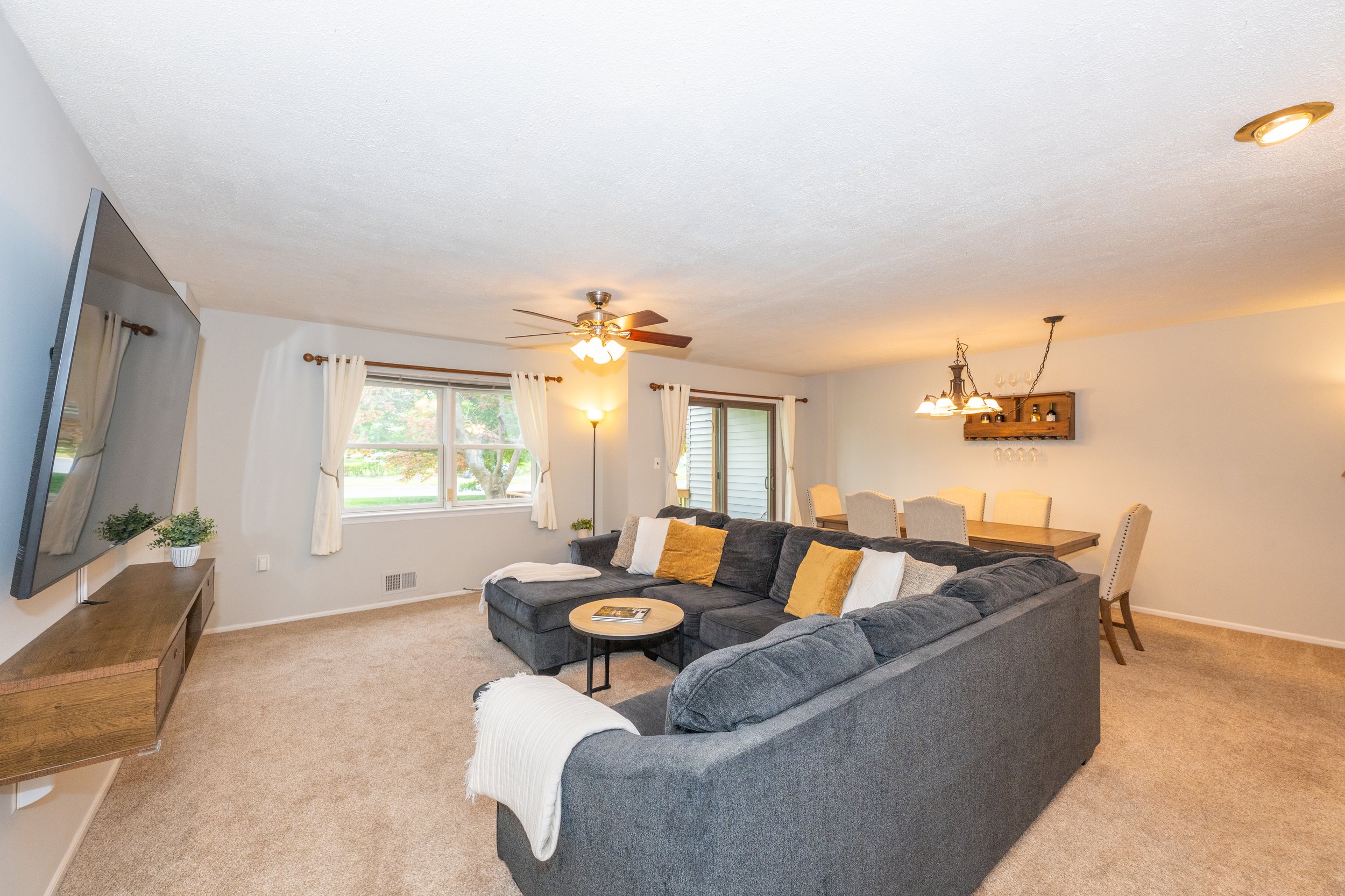 Photo 5_living room.jpg