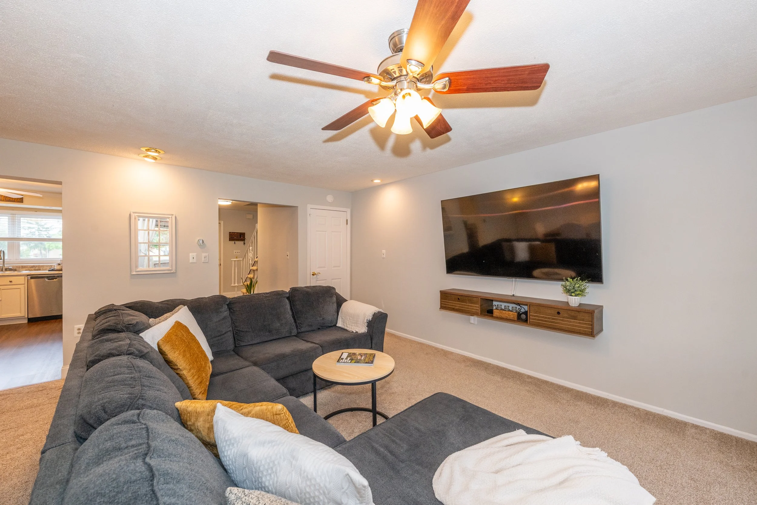 Photo 6_living room.jpg