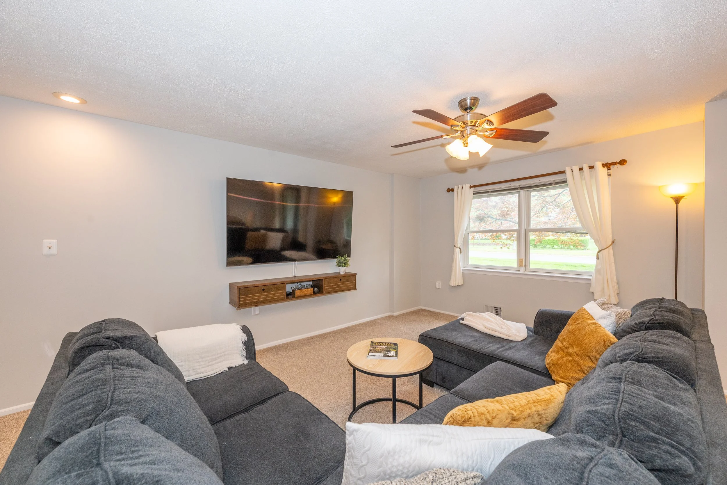 Photo 7_living room.jpg