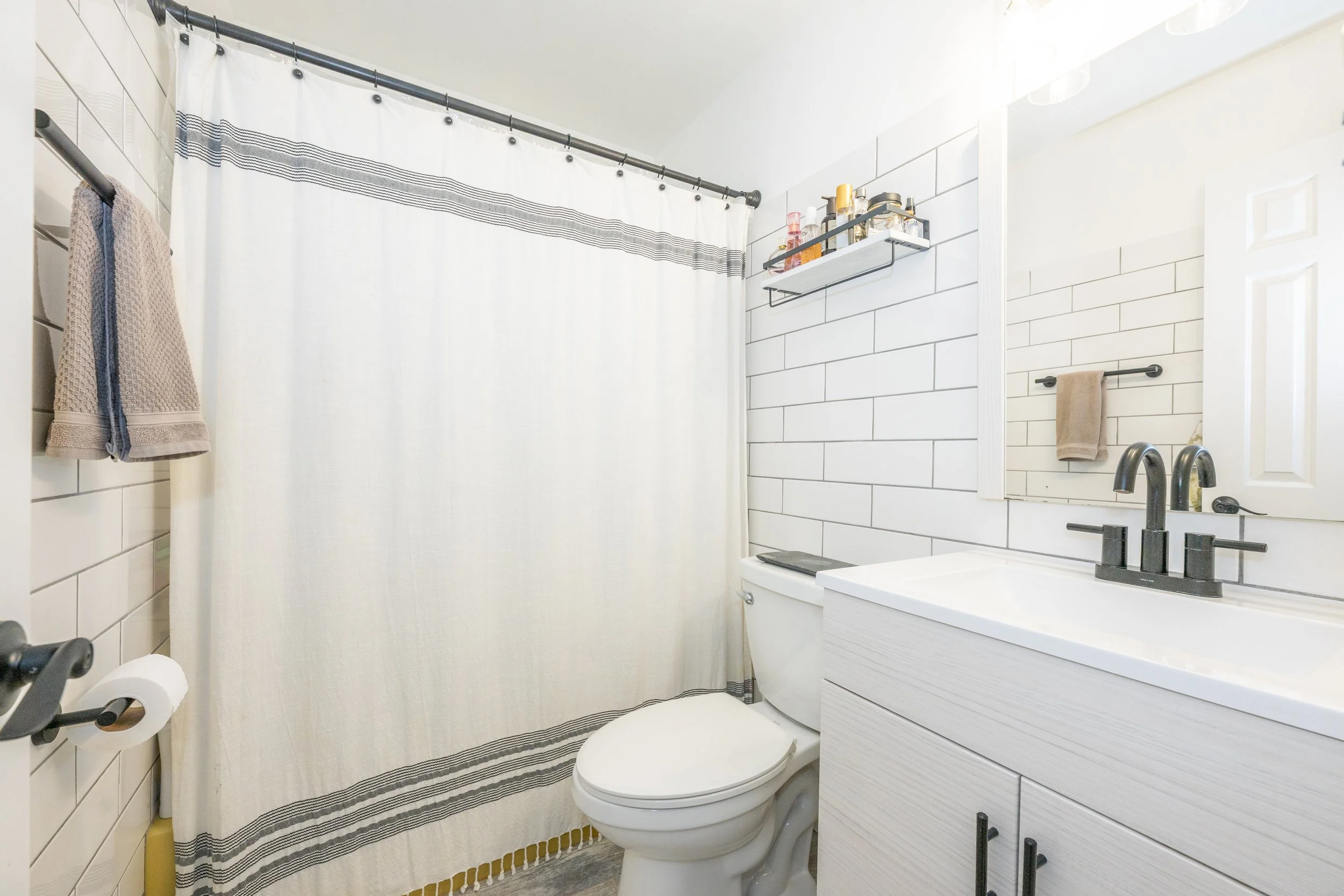 Photo 32_hall bath.jpg