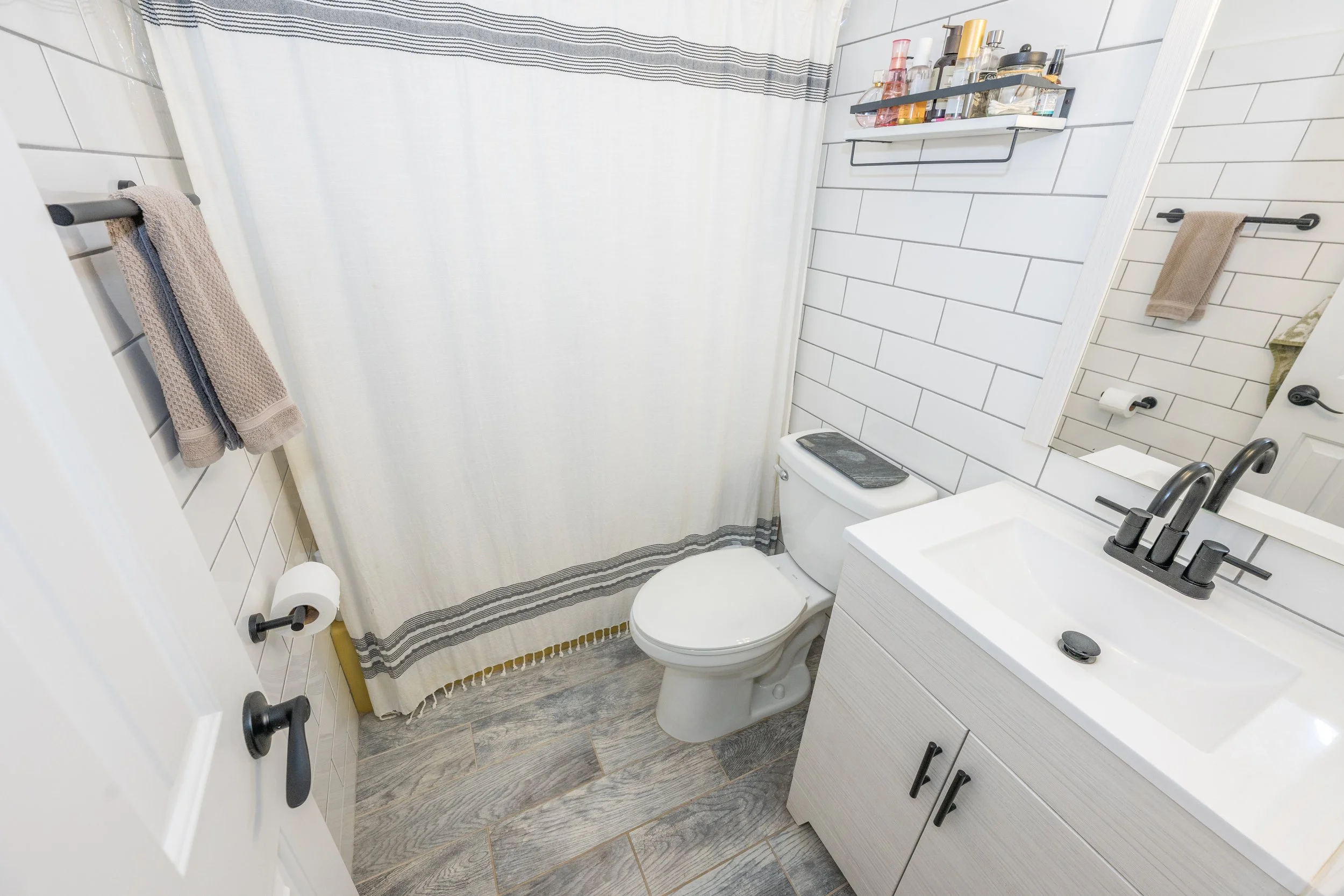 Photo 33_hall bath.jpg
