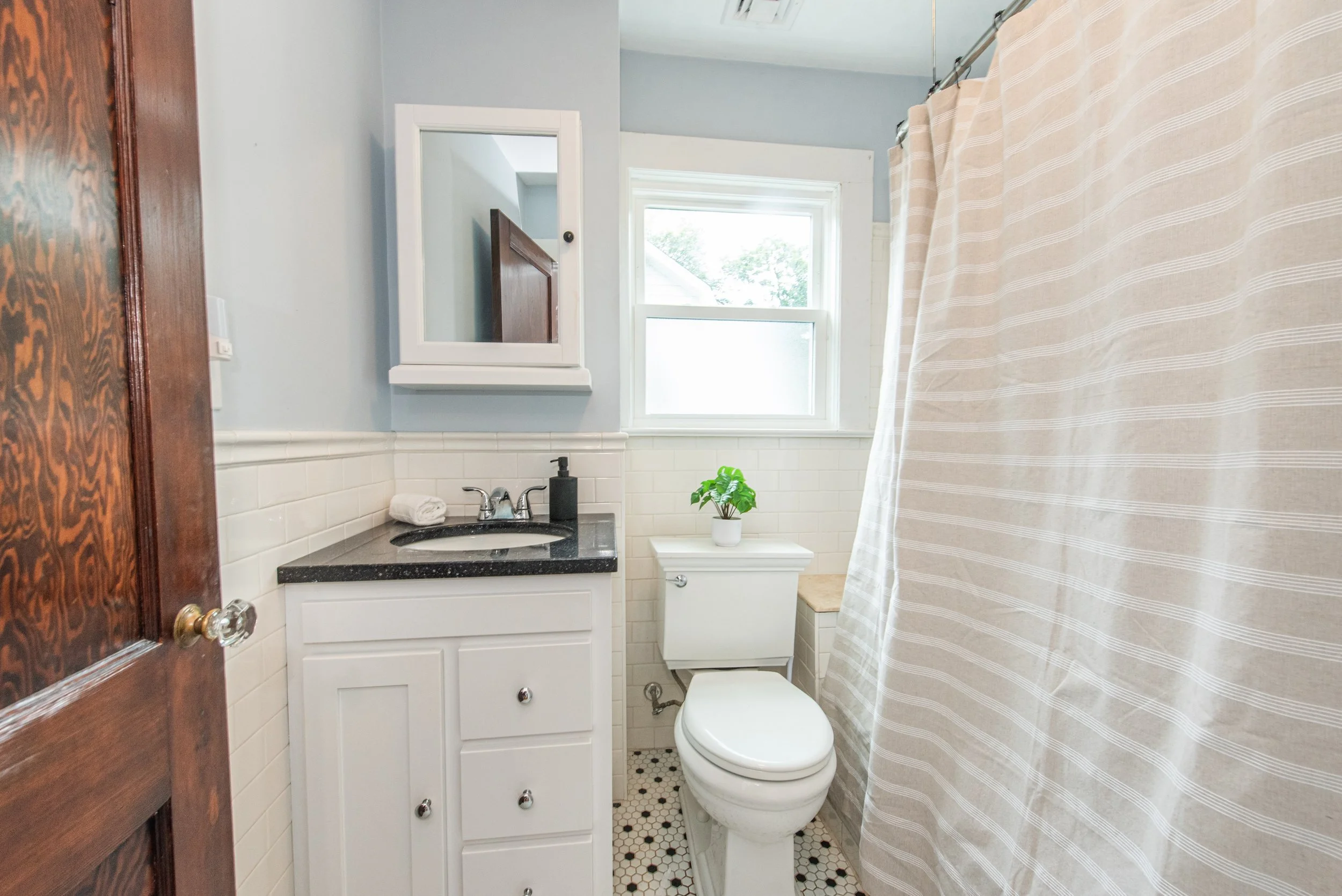 21 2nd Floor Full Bath.jpg