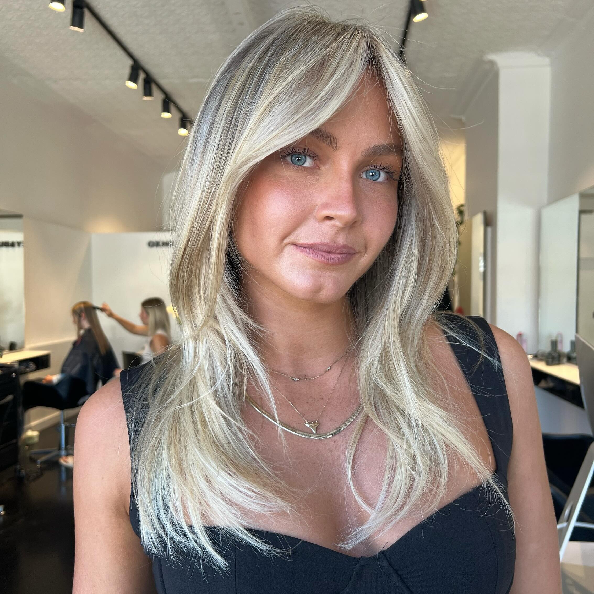 Loved having our gorgeous @nikkiholdennn back in the chair. 

Bright blonde created by Jacob using @powernetworkanz, styled with @ibizahairtools_aus + @originalmineral #oxheyandbushey