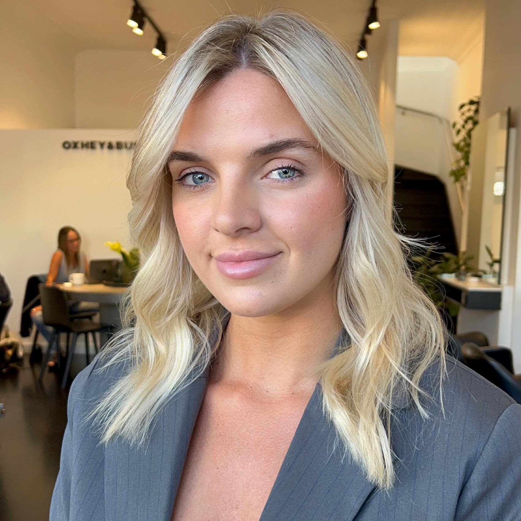 Chelsea created this stunning bright blonde on @livhavers, using @powernetworkanz + styled with @originalmineral 

We have limited availability remaining for the 1/2 and full head highlight packages with Chelsea within the next few months. Please con