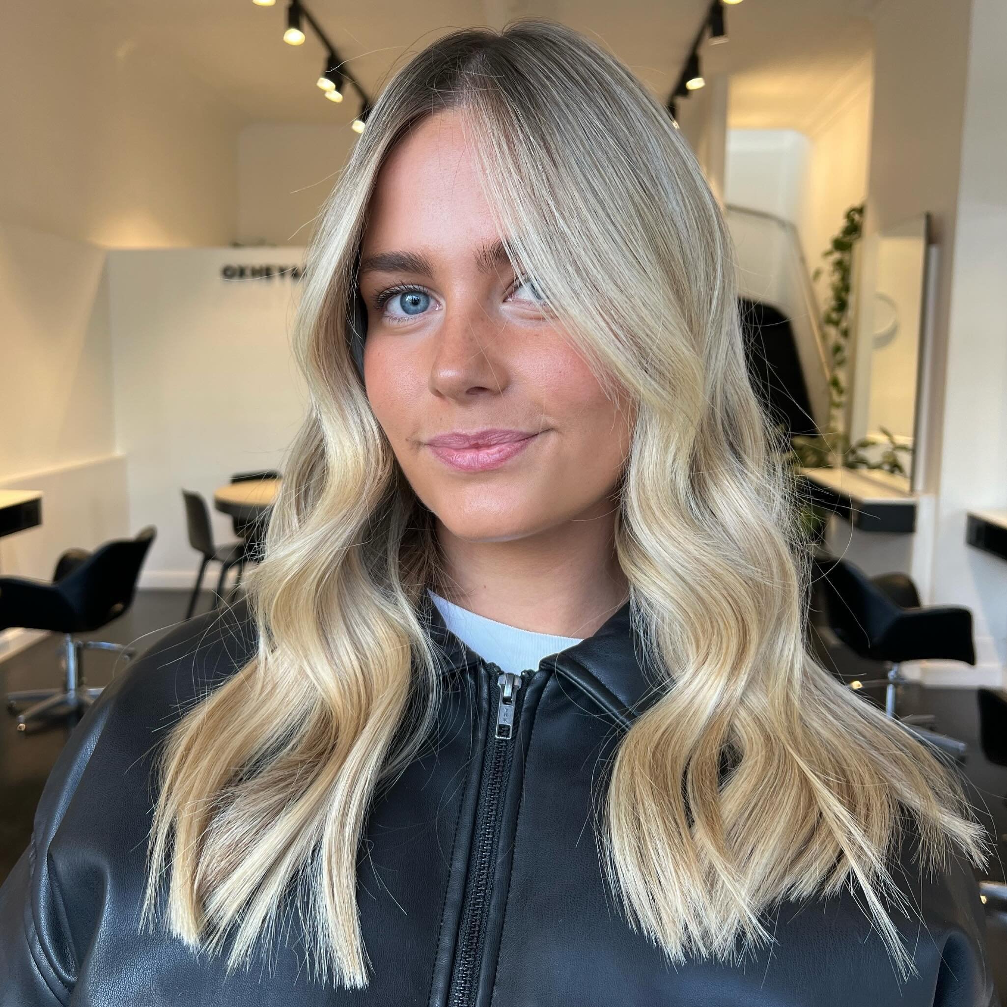 Still obsessed with this colour created by @jacob_oxheyandbushey 🤎

Maintaining hair health, with a natural + seamless grow out is one of the biggest focus&rsquo; within our salon. 

Styled with @larrykinghaircare, @ibizahairtools_aus + @originalmin