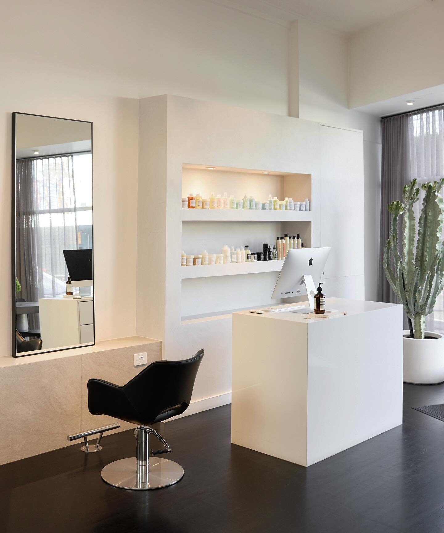We love creating beautiful hair in our space more than ever since our Reno 🫶🏻🫶🏻

For all bookings + enquires please contact us via email info@oxheyandbushey.com or book online via the link in our bio. #oxheyandbushey 

#melbournehairsalon #melbou
