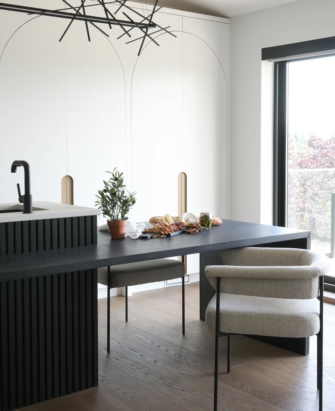 Dreaming of slow mornings, good food, and conversations that linger at this stunning table. Can I just move in already?!
#tddsarchnoire

📸@traceyaytonphotography
🛠️@platinum__contracting

#DreamHome#MinimalistHome #KitchenDesign #HomeMakeover #Neut