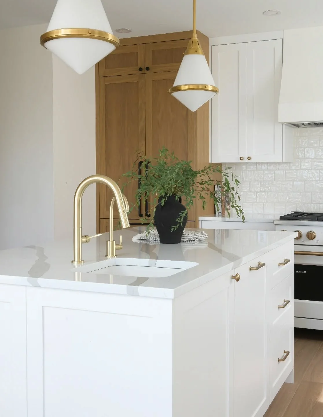 Timeless Elegance Meets Modern Function ✨
This dreamy kitchen is where form meets function&mdash;sleek white cabinetry, bold brass accents, and natural wood textures that create warmth and sophistication. Every detail is curated to elevate your every