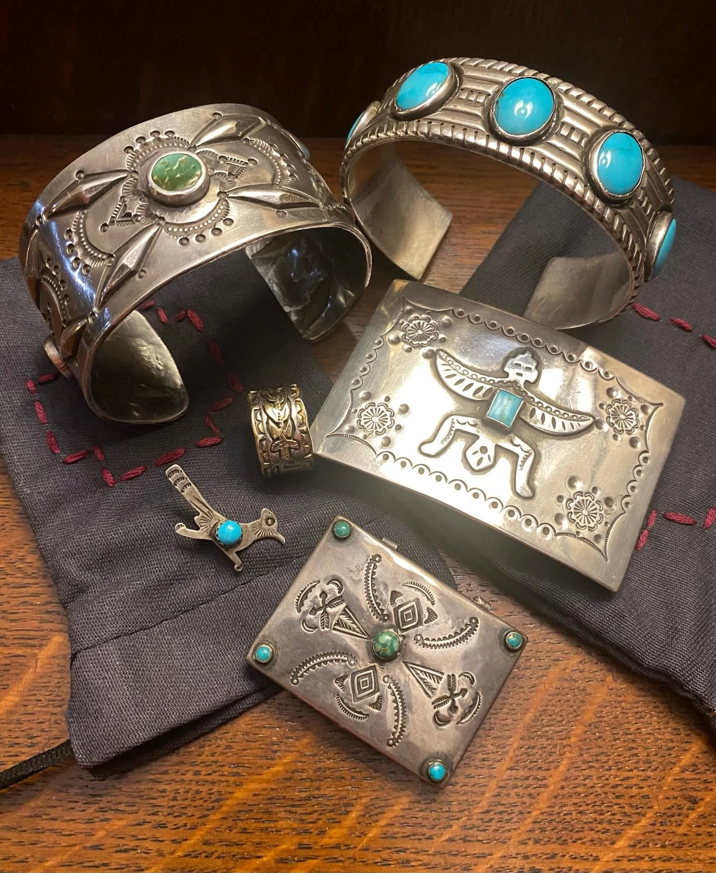 Just In🌞 Some Amazing Antique &amp; Vintage Navajo Din&eacute; Sterling &amp; Turquoise Pieces (&amp; Gold on the Ring💛)&hellip; Navajo Arts &amp; Crafts Guild 1940&rsquo;s 5 Stone Cuff; 1940&rsquo;s KnifeWing Buckle; 1980&rsquo;s Repouss&eacute; C