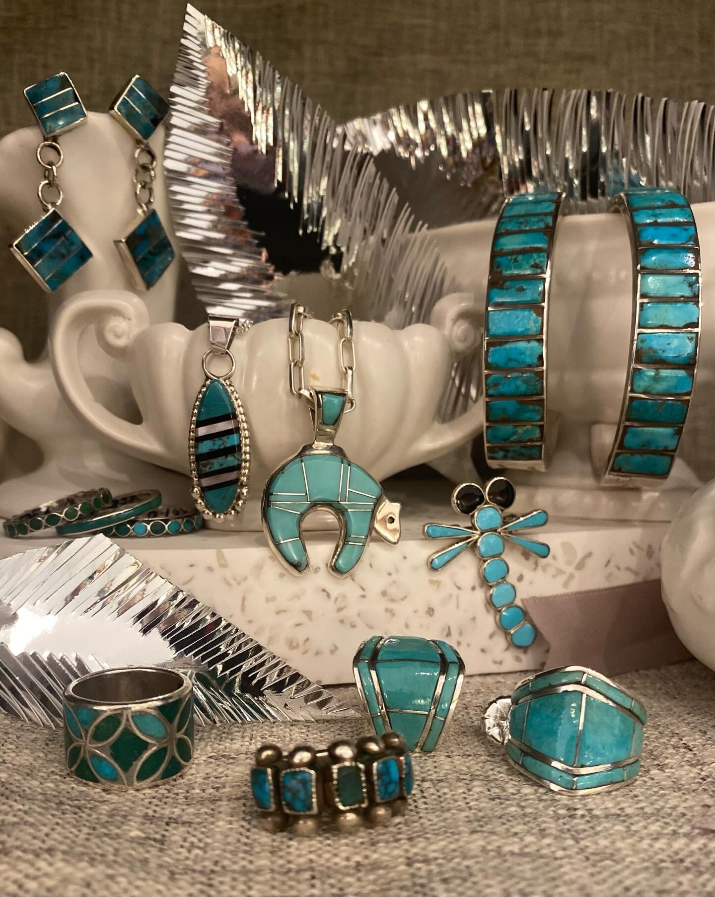 ZUNI TURQUOISE INLAY ~ some stunning pieces&hellip; 1930&rsquo;s- Today ~ the Pueblo people have been doing inlay on shells or wood for thousands of years&hellip; Sterling silver started in the 19th century🌞 1930&rsquo;s Cuffs to Modernist Earrings,