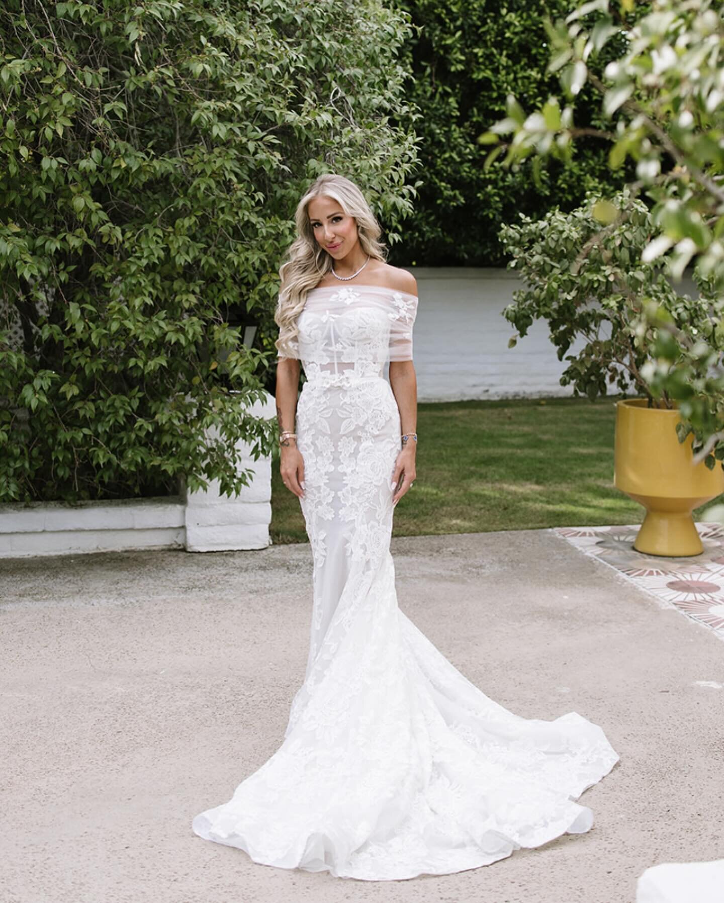 Gorgeous in our Nicole Wrap 💕 @paigeraszlmahoney 

Give your strapless gown two looks with this perfect tulle and lace wrap 

@sydneynoellephoto 

#bridalaccessories #bridalwrap #straplessgown #aislestyle #palmspringswedding #tullewrap