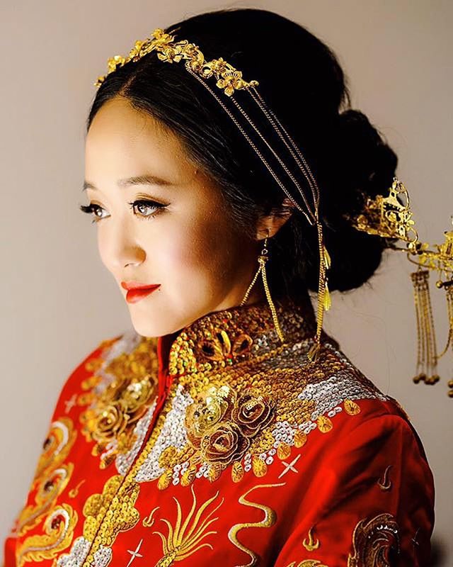 Traditional Chinese bride makeup and style: gold hair ornament and red lips💋💋
⠀⠀
Gold and red is always the color scheme in Chinese culture weddings.
.
.
.
#chinesebridalmakeup #asianbeauty
#realbride #2018bride #californiawedding
#bridalportraits 