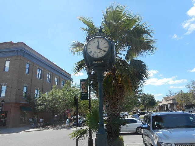1024px-Inverness,_Florida_Street_Clock-2.jpg