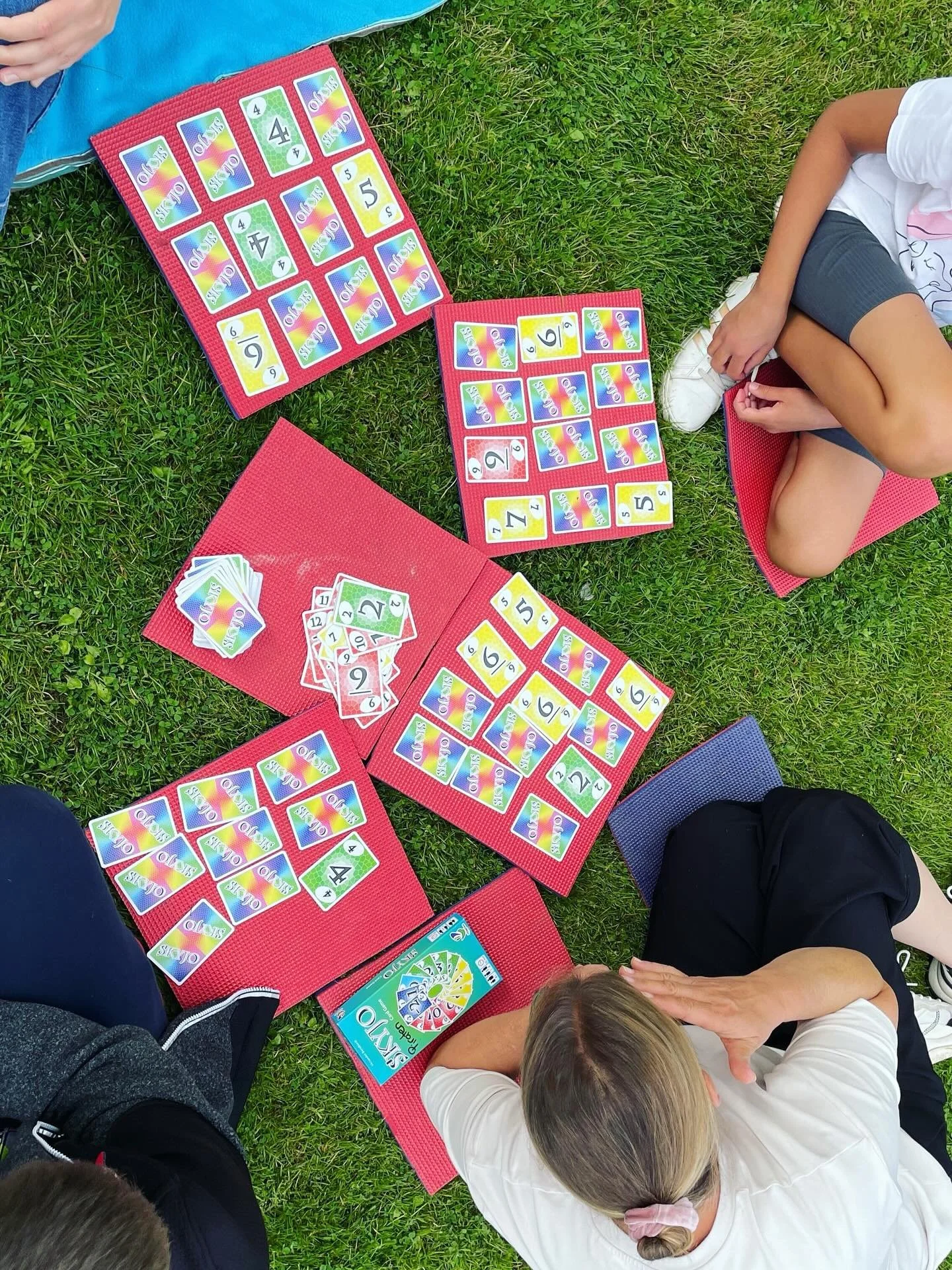 Spielzeit unter freiem Himmel
🎲☀️🎲☀️🎲☀️🎲☀️

Frische Luft tut ja bekanntlich immer gut! 

Da macht es nur Sinn, dass die Kids kurzerhand UNO oder auch Kniffel nach drau&szlig;en verlagern - mitten auf die Wiese. 🌿

👉🏻 Was ist euer liebstes Gese