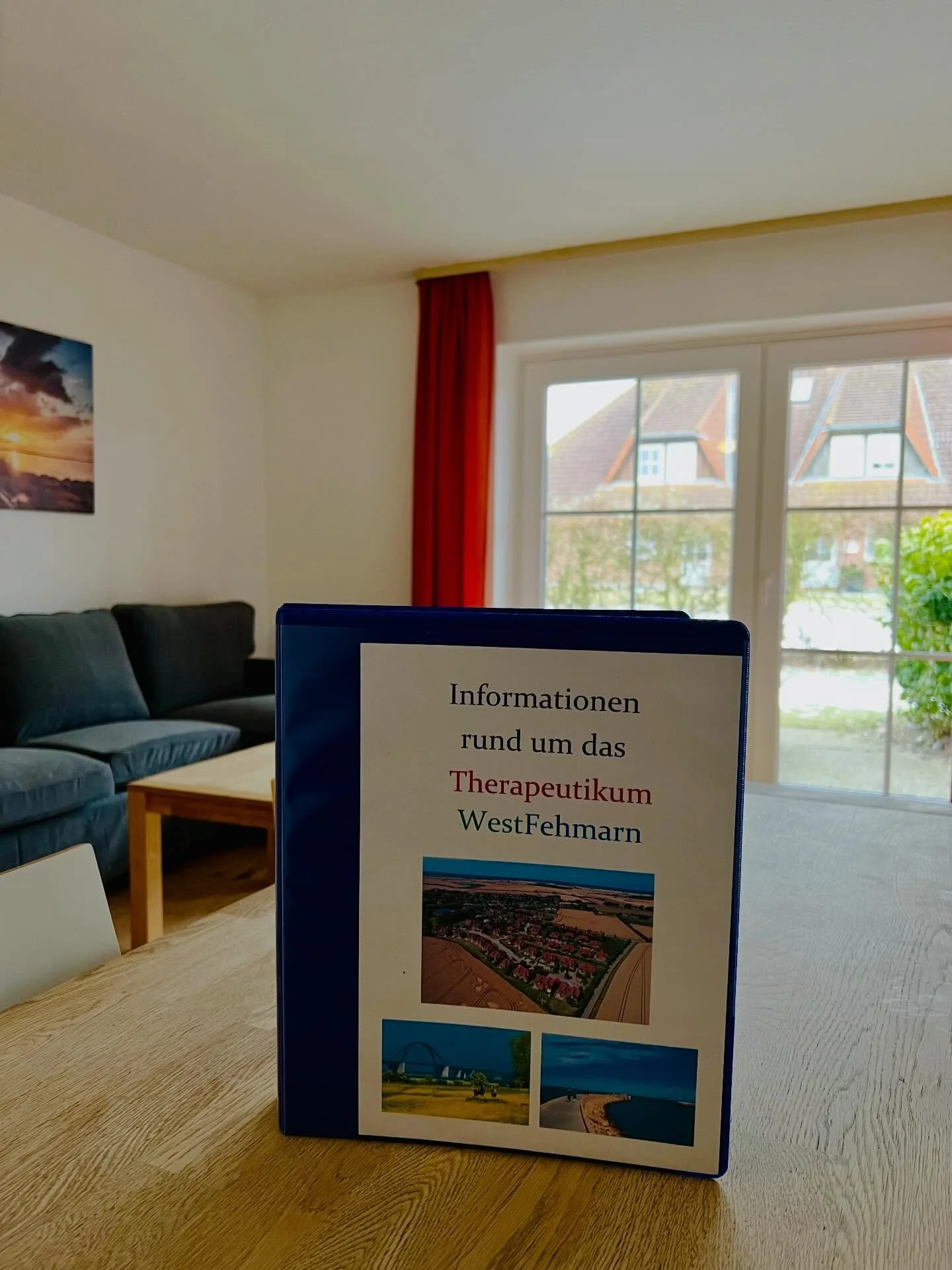 Willkommen &amp; gut informiert!
📘✨📘✨📘✨📘✨ 

In unserer Wohnung findet ihr diese Mappe mit allen wichtigen Infos rund um das Therapeutikum WestFehmarn &ndash; von praktischen Hinweisen bis zu hilfreichen Tipps f&uuml;r euren Aufenthalt.

Wir m&oum