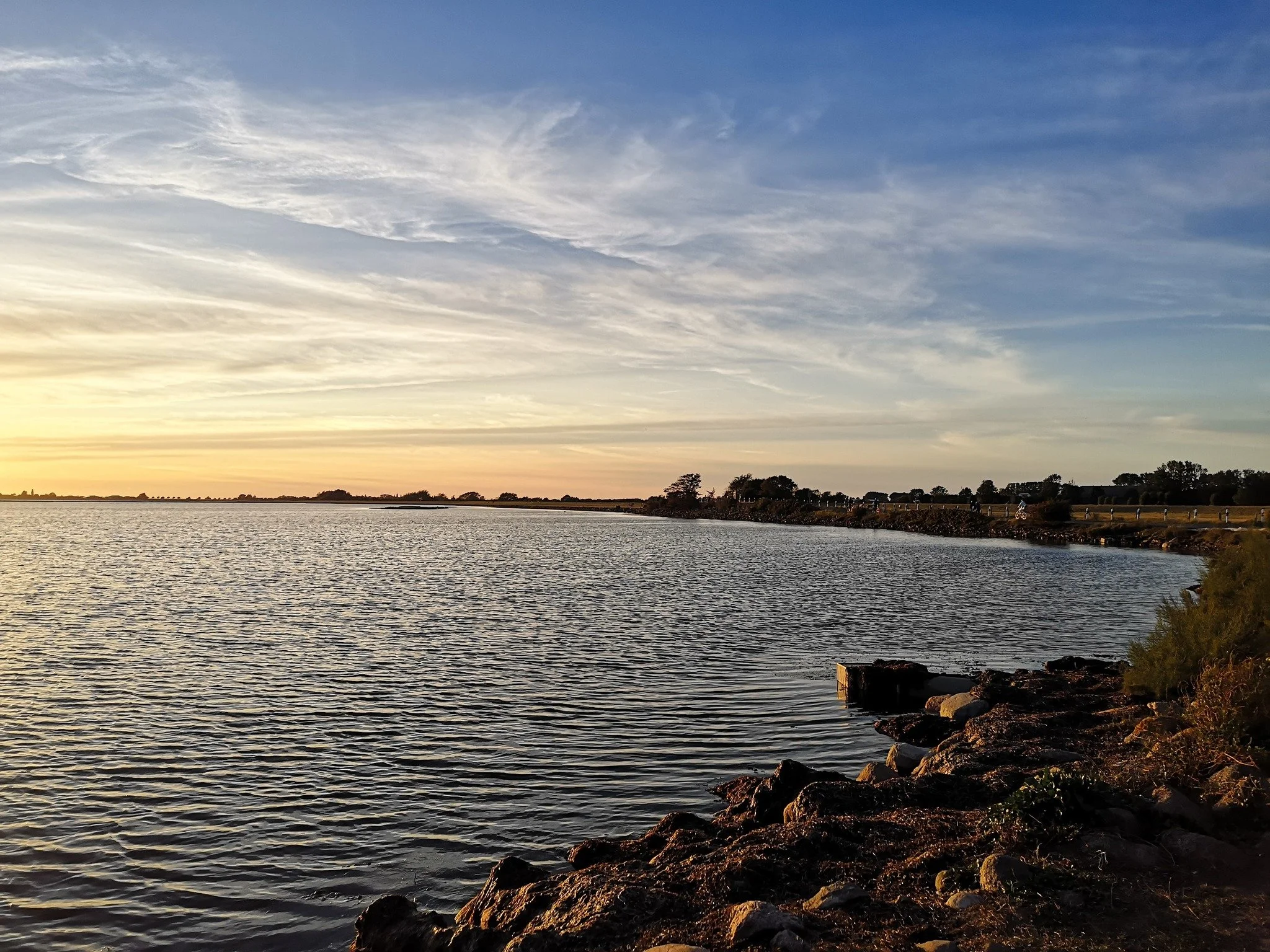 Wie sch&ouml;n kann bitte ein Abend auf Fehmarn sein? 
🌅✨🌅✨🌅✨🌅✨

Dieses Licht, wenn die Sonne langsam &uuml;ber der Ostsee untergeht &ndash; hier f&uuml;hlt sich alles ein bisschen leichter an. Am Meer durchatmen, den Blick &uuml;ber das Wasser s