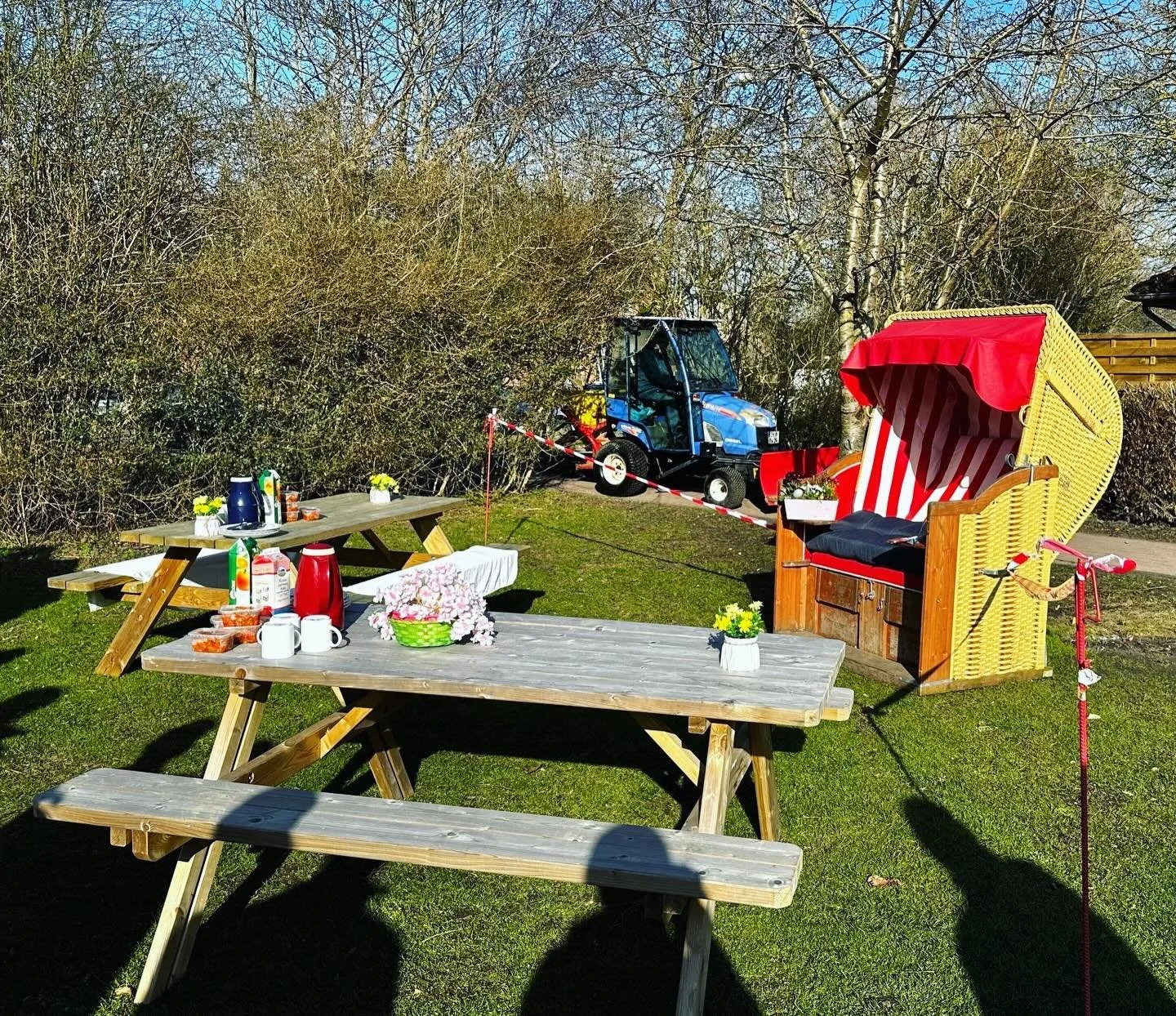 25 Jahre Fiete 
🌷🌷🌷🌷🌷🌷🌷🌷

Unser G&auml;rtner Fiete feiert diesen Monat sein 25-j&auml;hriges Dienstjubil&auml;um im Therapeutikum. ❤️💚💙

Bei strahlendem Sonnenschein haben wir ihn mit einem gem&uuml;tlichen Picknick &uuml;berrascht und geme