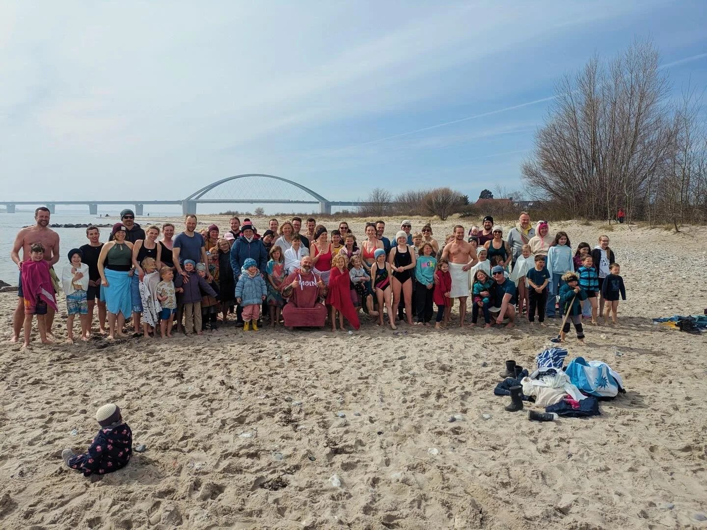 Heute war wieder Meereskneippen
🌊❄️ 🌊❄️ 🌊❄️ 🌊❄️ 

Die Kur 5 hat mit gro&szlig;er Beteiligung ein richtig starkes Zeichen gesetzt! 
Bei 5,6 &deg;C Wassertemperatur und etwa 8 &deg;C Au&szlig;entemperatur haben viele ihre Komfortzone verlassen &nda