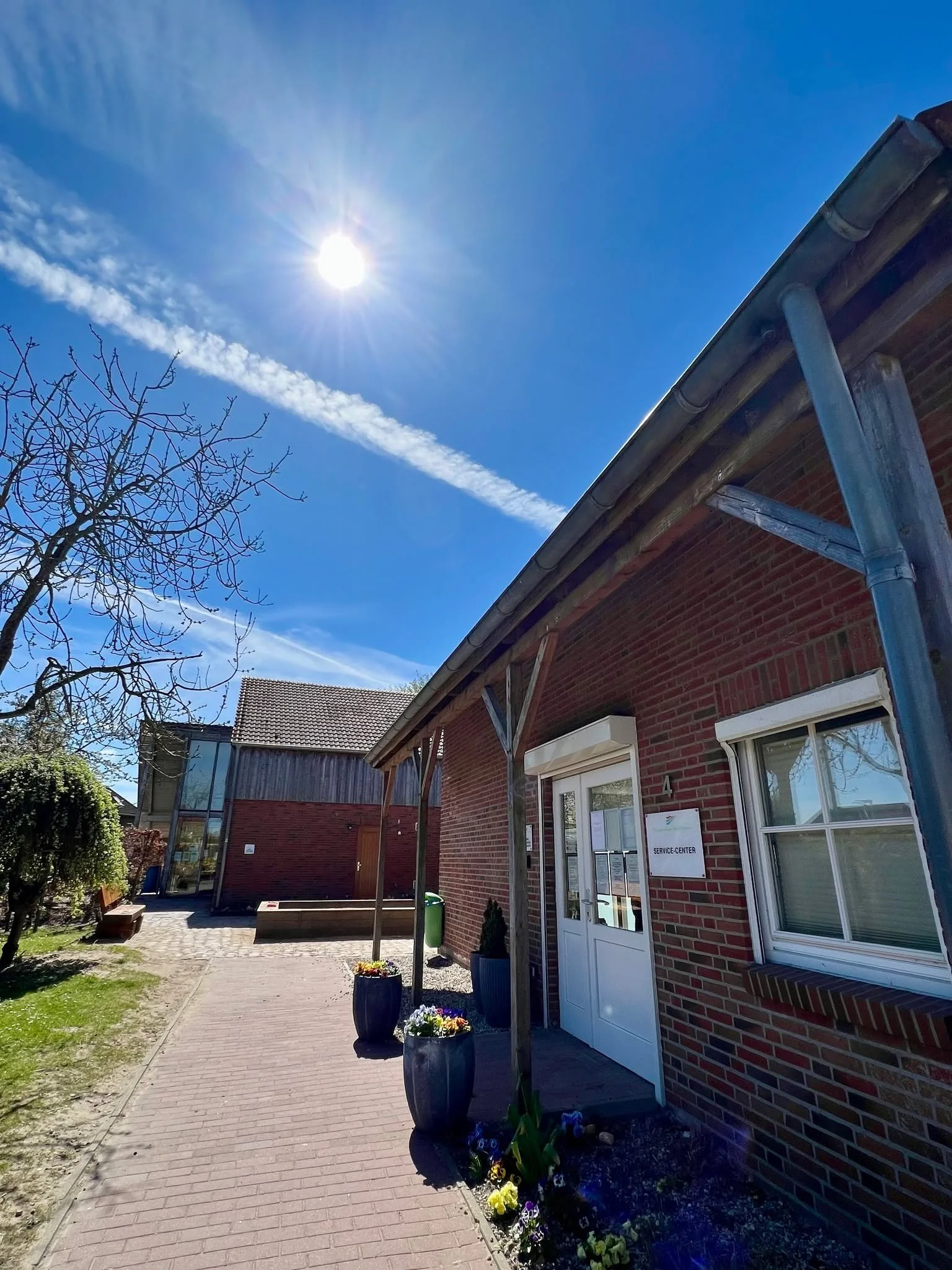 Hallo 1. Mai! 
🌸☀️🌸☀️🌸☀️🌸☀️

Wir w&uuml;nschen euch allen einen sch&ouml;nen, sonnigen Feiertag und einen tollen Start in den Wonnemonat! 🌷💛

Unser Service Center bleibt heute geschlossen &ndash; unsere Mitarbeitenden genie&szlig;en den Tag ver