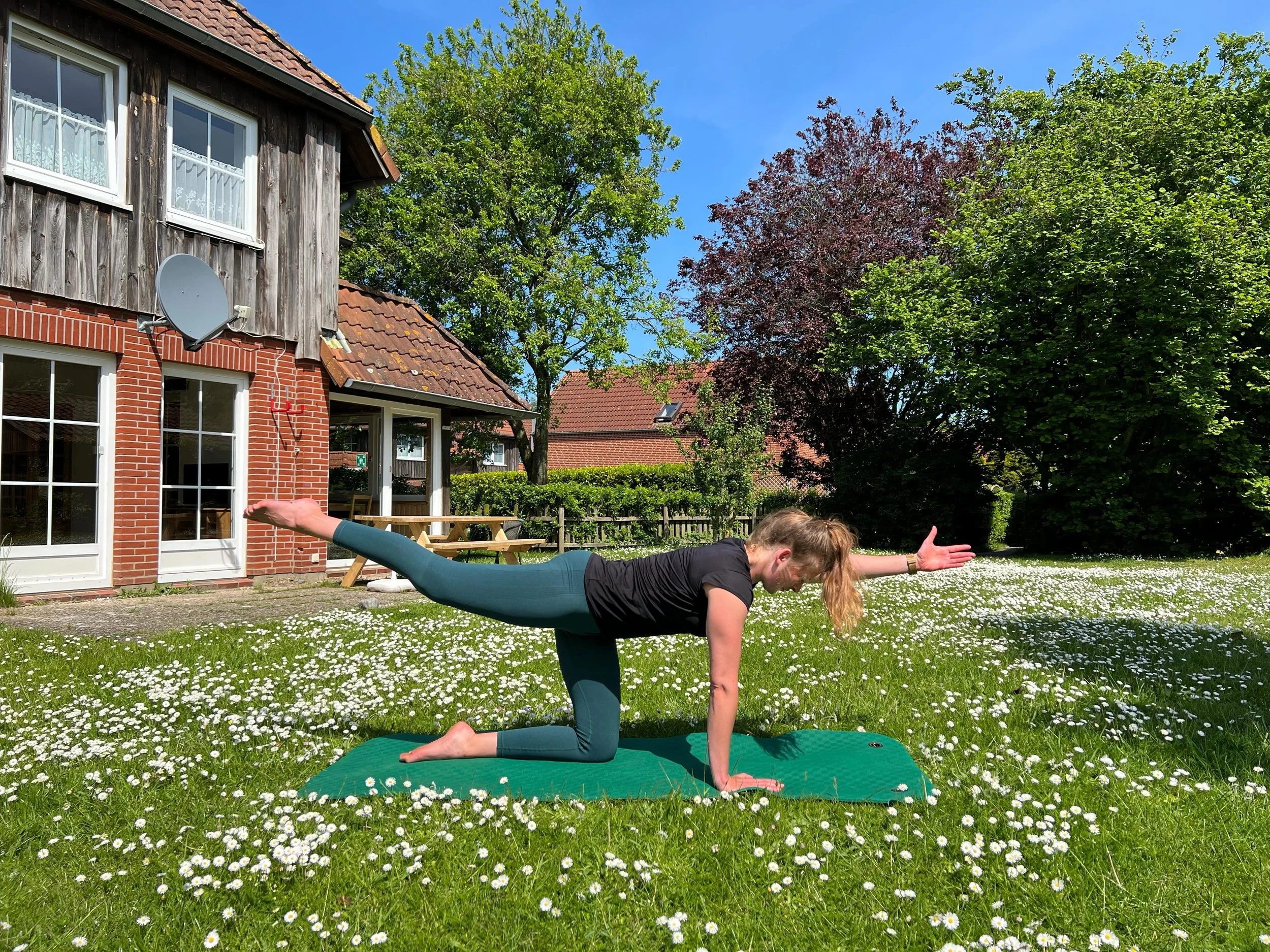 Bewegung mit Aussicht &ndash; und Muskelkater mit Ansage 🌿😄🌿😄🌿😄🌿😄

Das ist Steffi, unsere Sporttherapeutin &ndash; und mit ihr bekommen wirklich alle Muskelgruppen etwas zu tun. Ob R&uuml;cken, Schultern oder Oberschenkel: Steffi bringt euch 