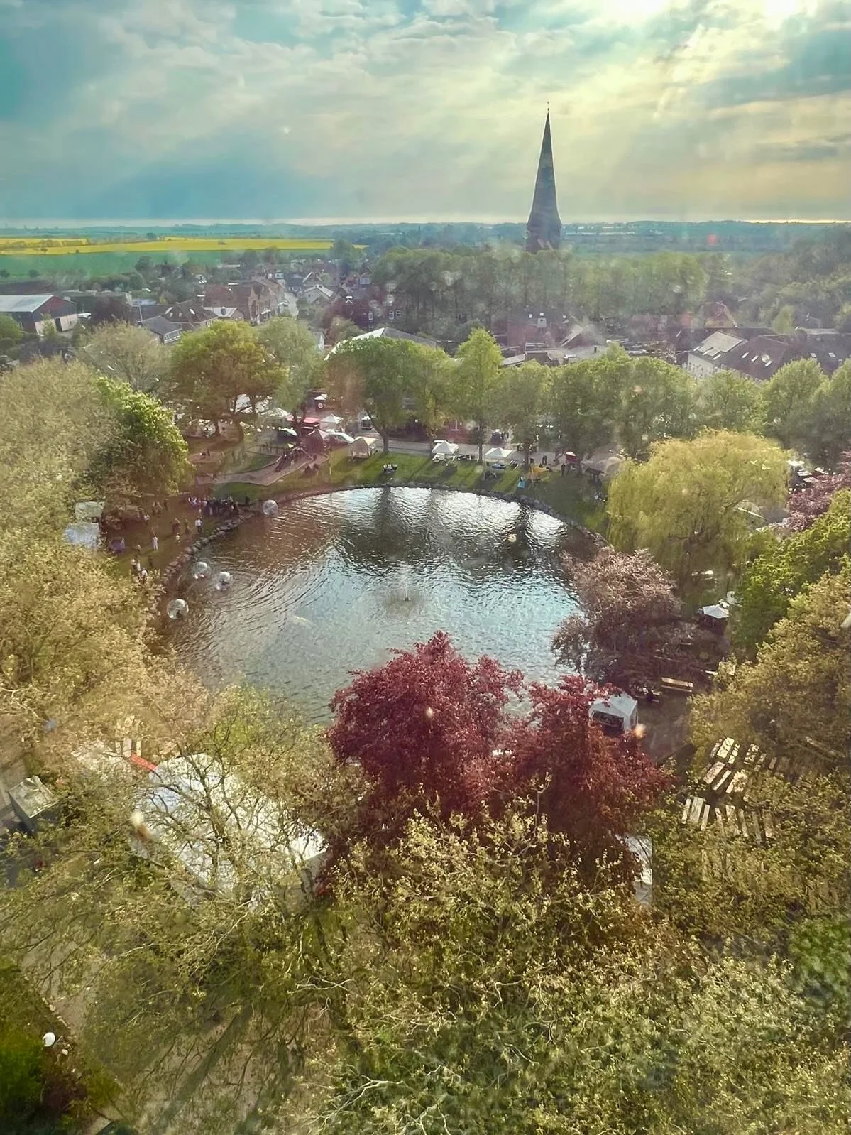 Petersdorf aus der Vogelperspektive 
🌿🌿🌿🌿🌿🌿🌿🌿

Manchmal lohnt es sich, die Dinge aus einer anderen Perspektive zu betrachten. ❤️

Auf diesem Blick &uuml;ber Petersdorf zeigen sich einige der sch&ouml;nsten Orte unseres Dorfes: Der idyllische 