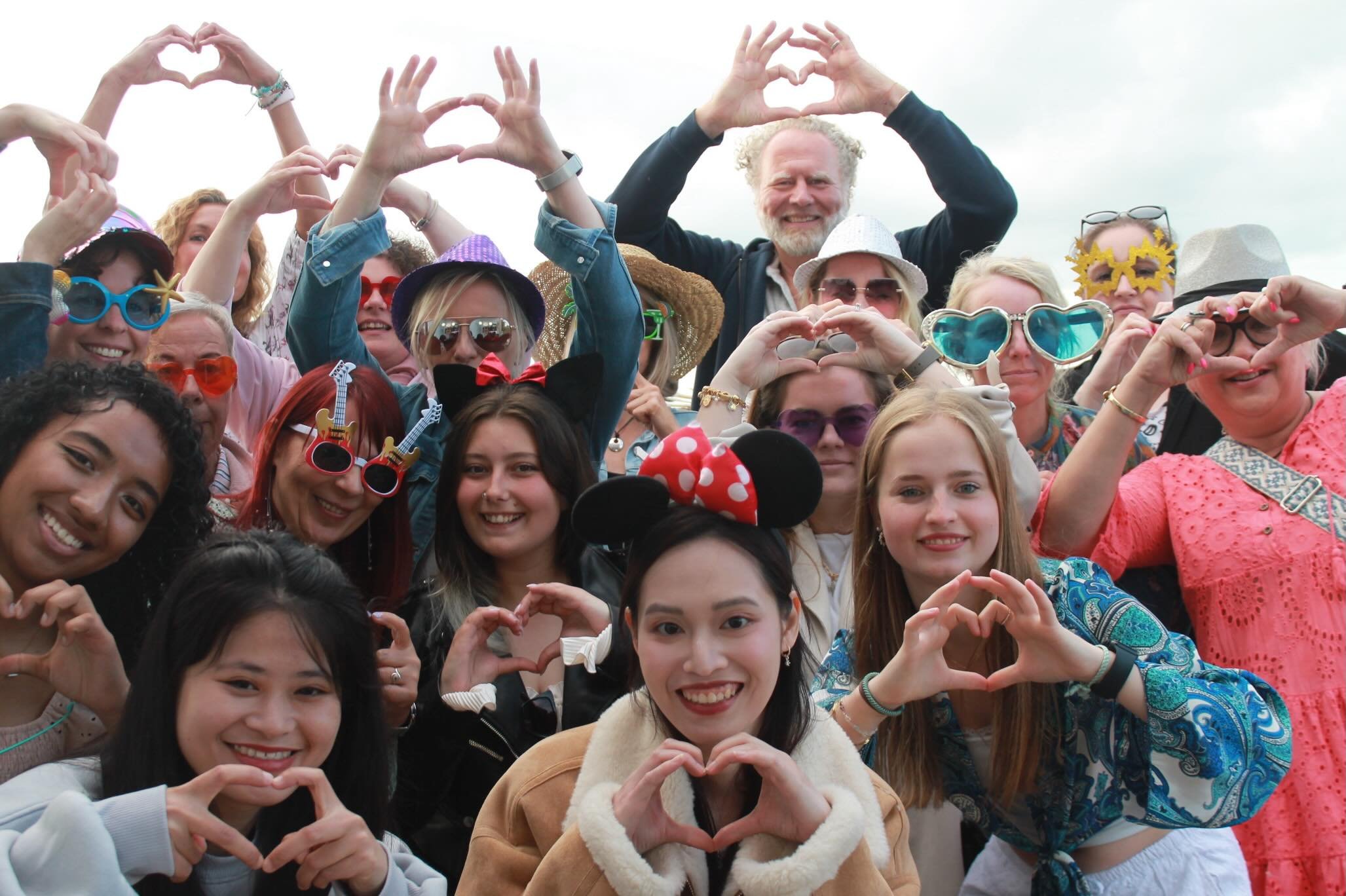 Heute mal in eigener Sache - gemeinsam feiern, lachen und Spa&szlig; haben
☀️☀️☀️☀️☀️☀️☀️

Was f&uuml;r ein sch&ouml;ner Abend! ❤️

Gemeinsam mit unseren Mitarbeitenden haben wir ein tolles Sommerfest verbracht. 
Dabei kamen die vielen Menschen, die 