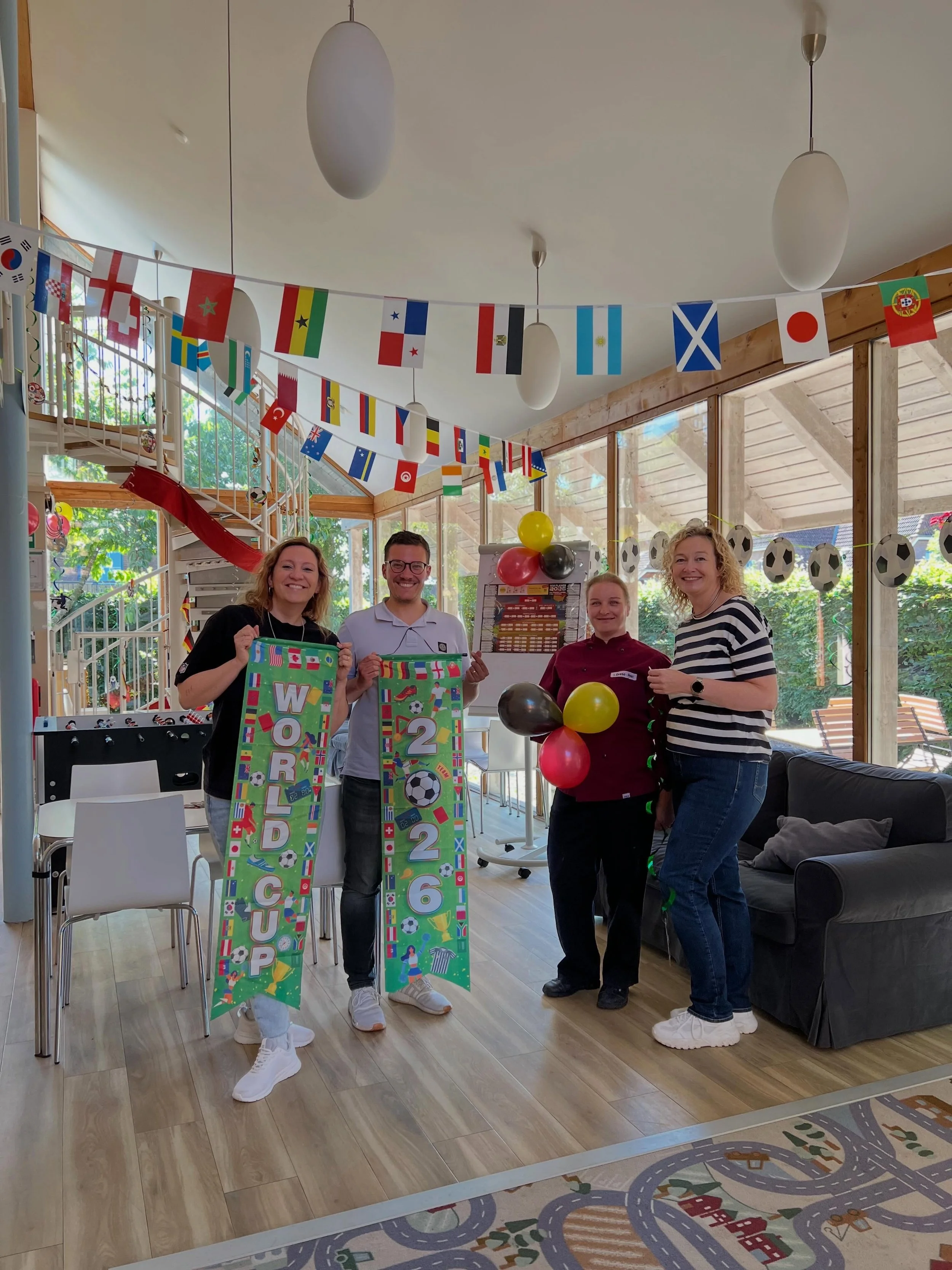 Die Fu&szlig;ball WM 2026 startet! 
🌍⚽️🌍⚽️🌍⚽️🌍⚽️

Heute ist es endlich soweit &ndash; die Fu&szlig;ball Weltmeisterschaft 2026 wird angepfiffen! 🥳

Um auch bei uns im Therapeutikum f&uuml;r echtes WM-Feeling zu sorgen, hat unser Event Team die F